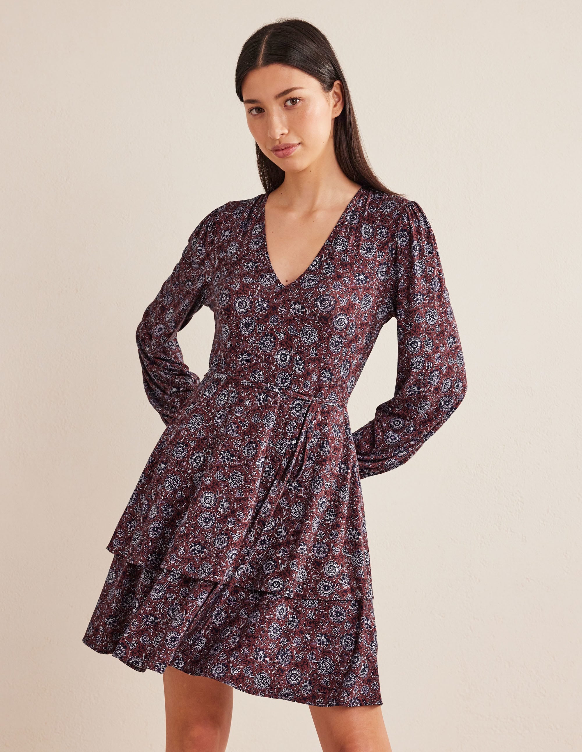 Gestuftes Jersey-Minikleid-Bratapfel, Florales Gobelinmuster - Image 1