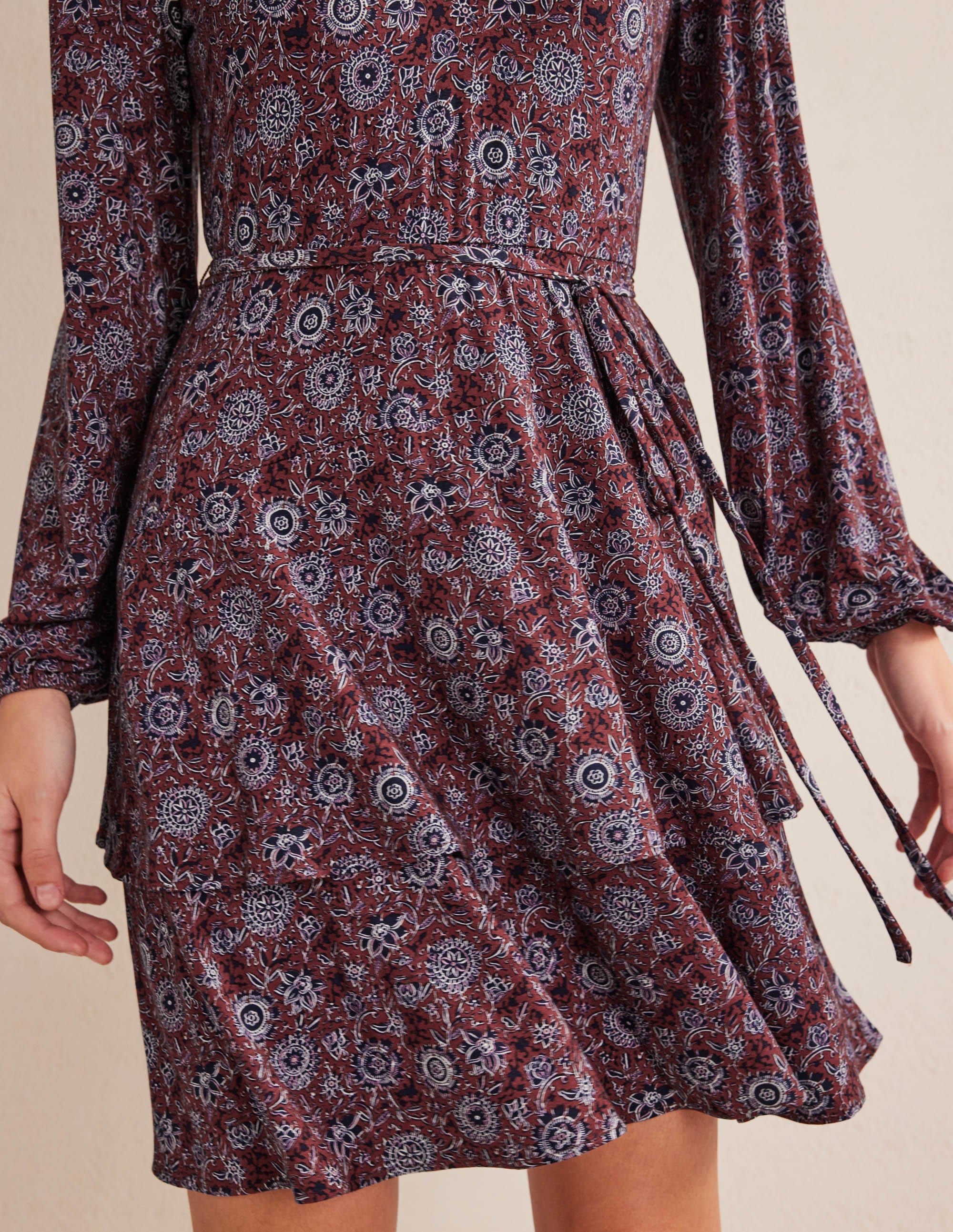 Gestuftes Jersey-Minikleid-Bratapfel, Florales Gobelinmuster - Image 2
