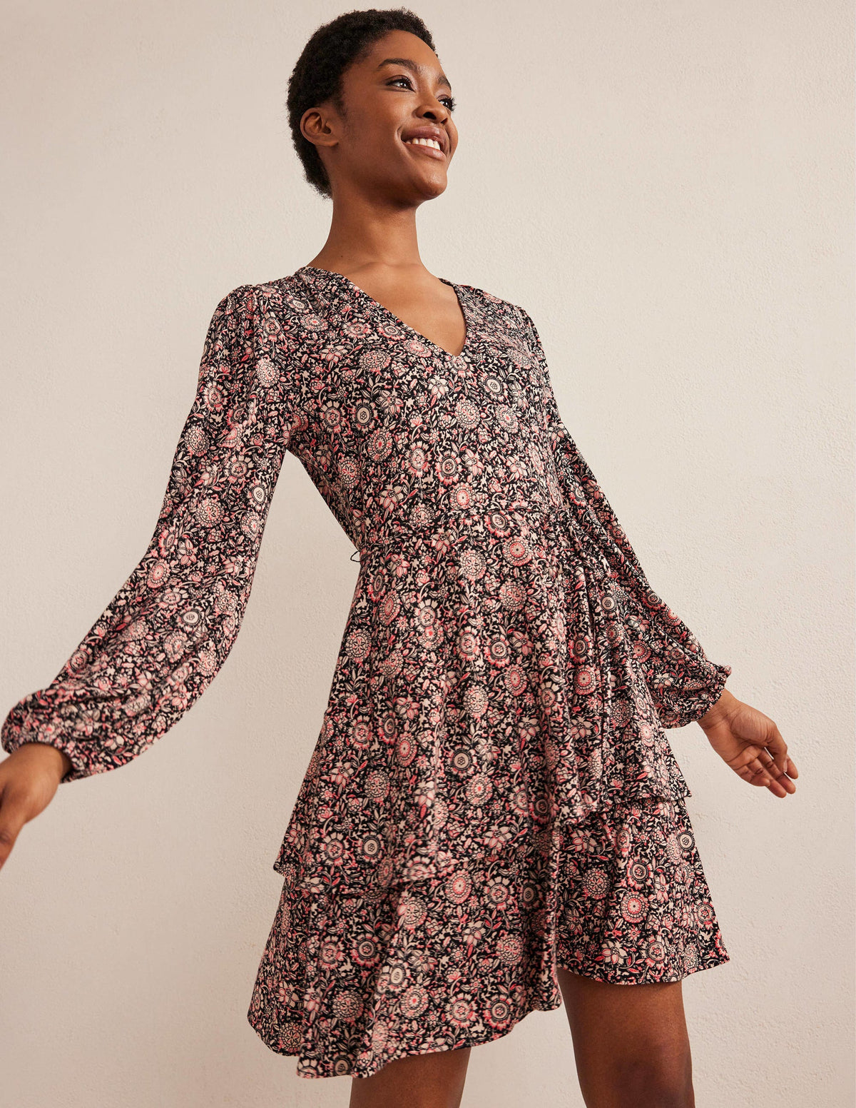 Gestuftes Jersey-Minikleid-Popcornbeige, Florales Gobelinmuster - Image 1