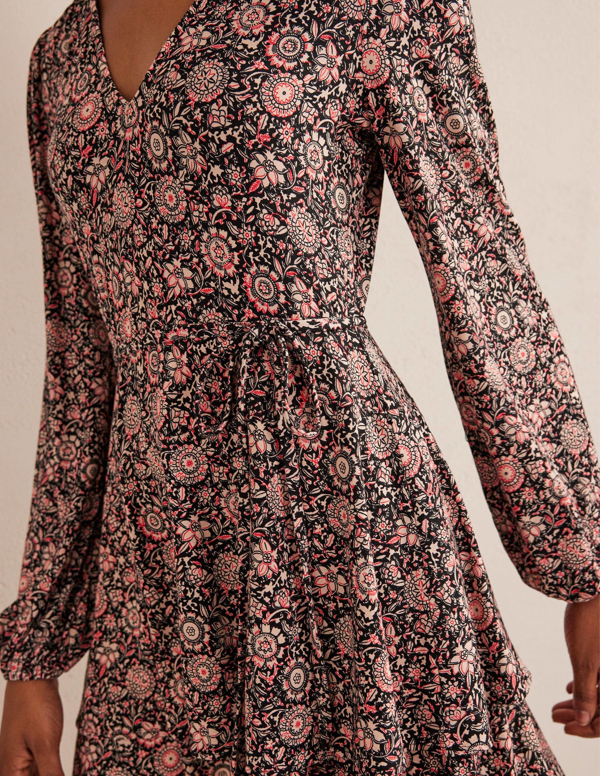 Gestuftes Jersey-Minikleid-Popcornbeige, Florales Gobelinmuster-2