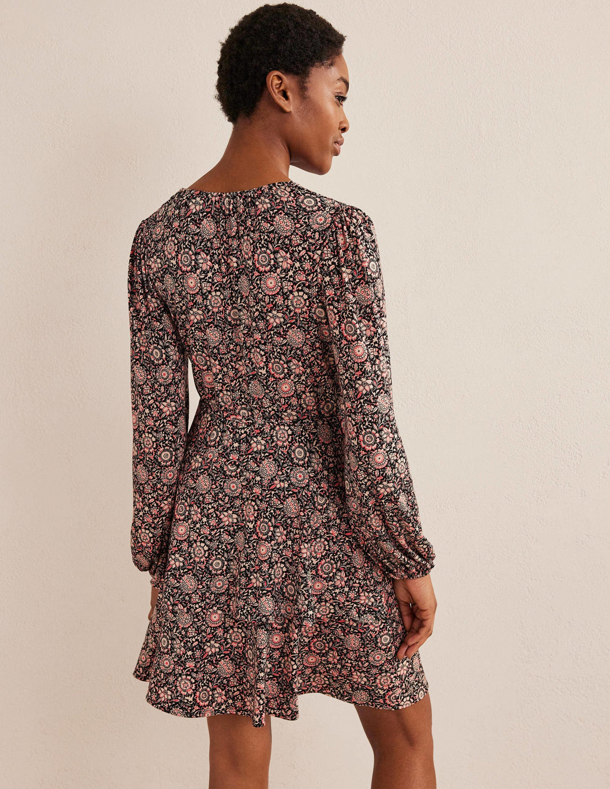 Gestuftes Jersey-Minikleid-Popcornbeige, Florales Gobelinmuster-3
