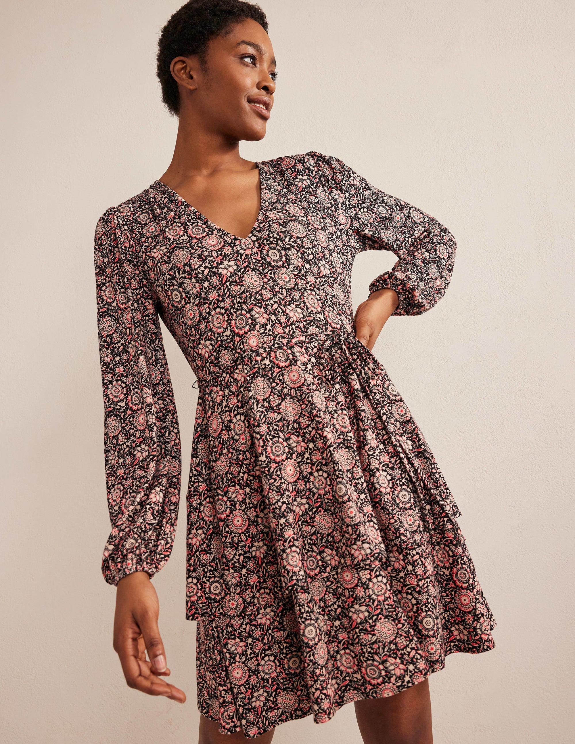 Gestuftes Jersey-Minikleid-Popcornbeige, Florales Gobelinmuster - Image 4