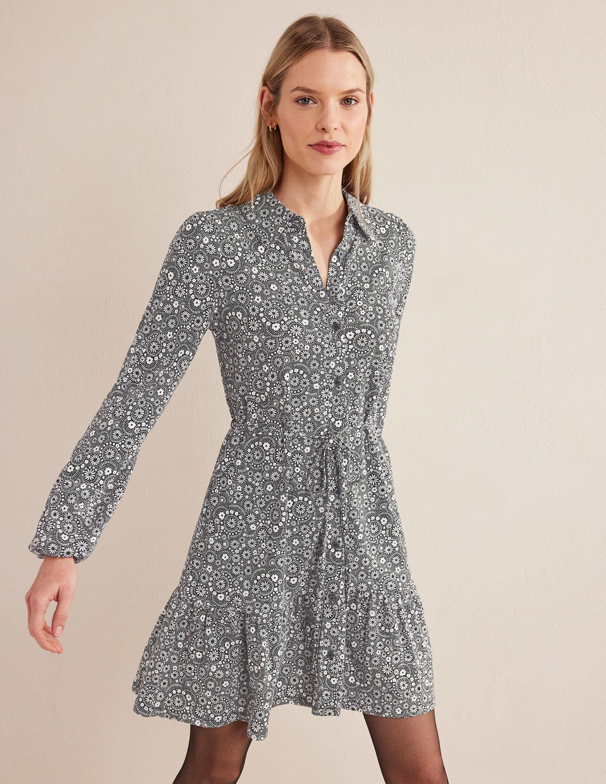 Lockeres Mini-Hemdblusenkleid mit Stufen-Schwarz, Tupfen, Gänseblümchen-1