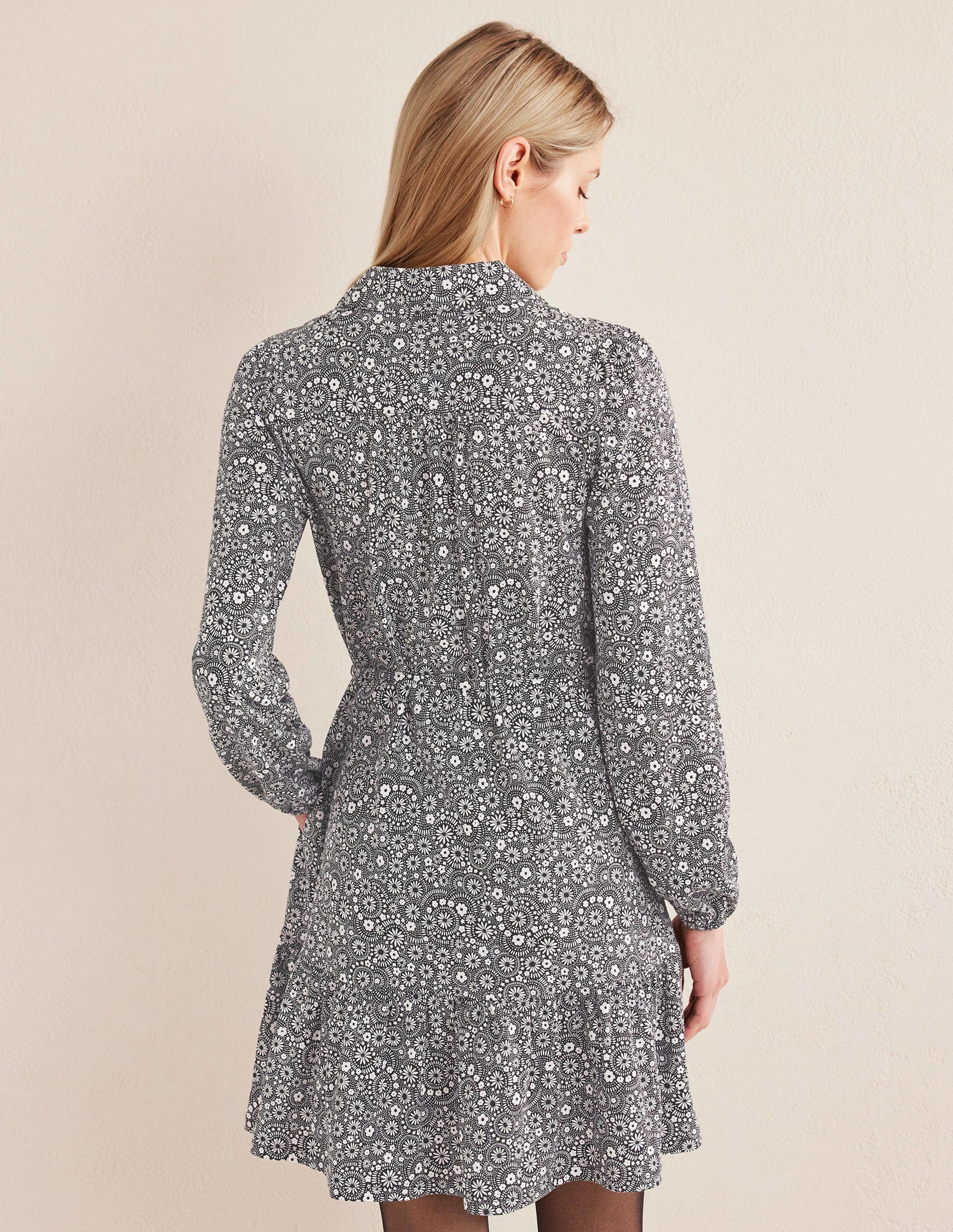 Lockeres Mini-Hemdblusenkleid mit Stufen-Schwarz, Tupfen, Gänseblümchen-3