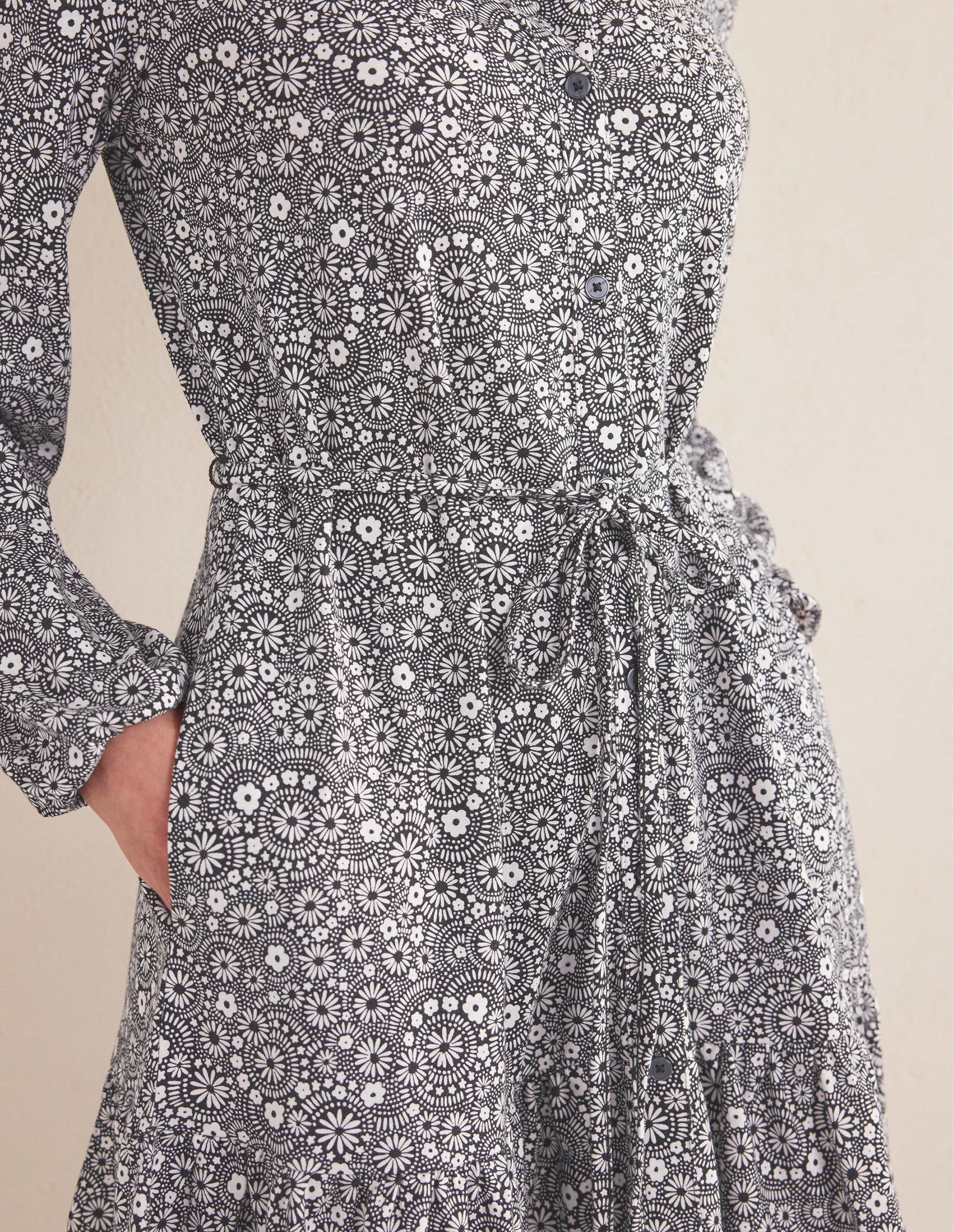 Lockeres Mini-Hemdblusenkleid mit Stufen-Schwarz, Tupfen, Gänseblümchen - Image 4