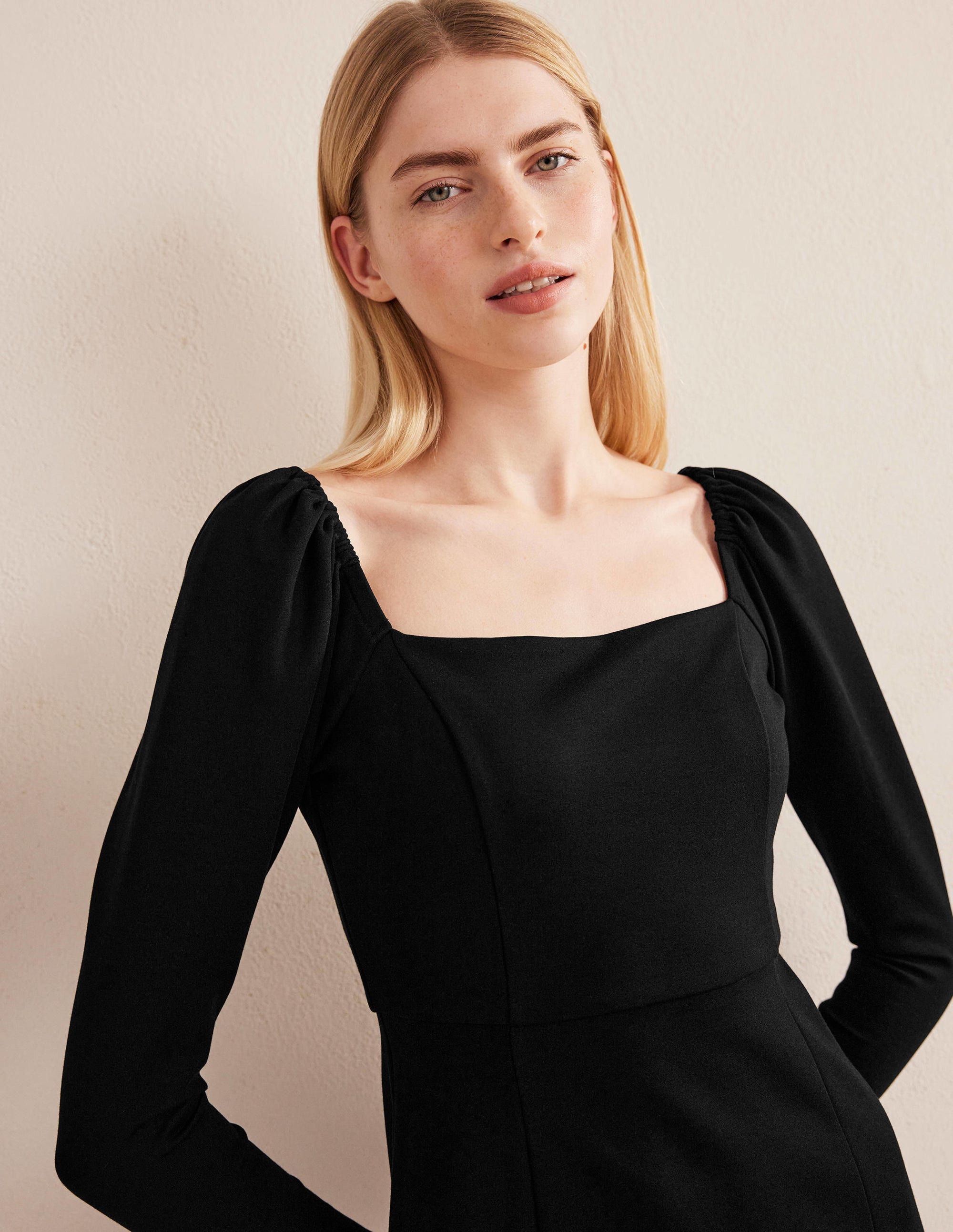 Jersey-Minikleid mit eckigem Ausschnitt-Schwarz - Image 2