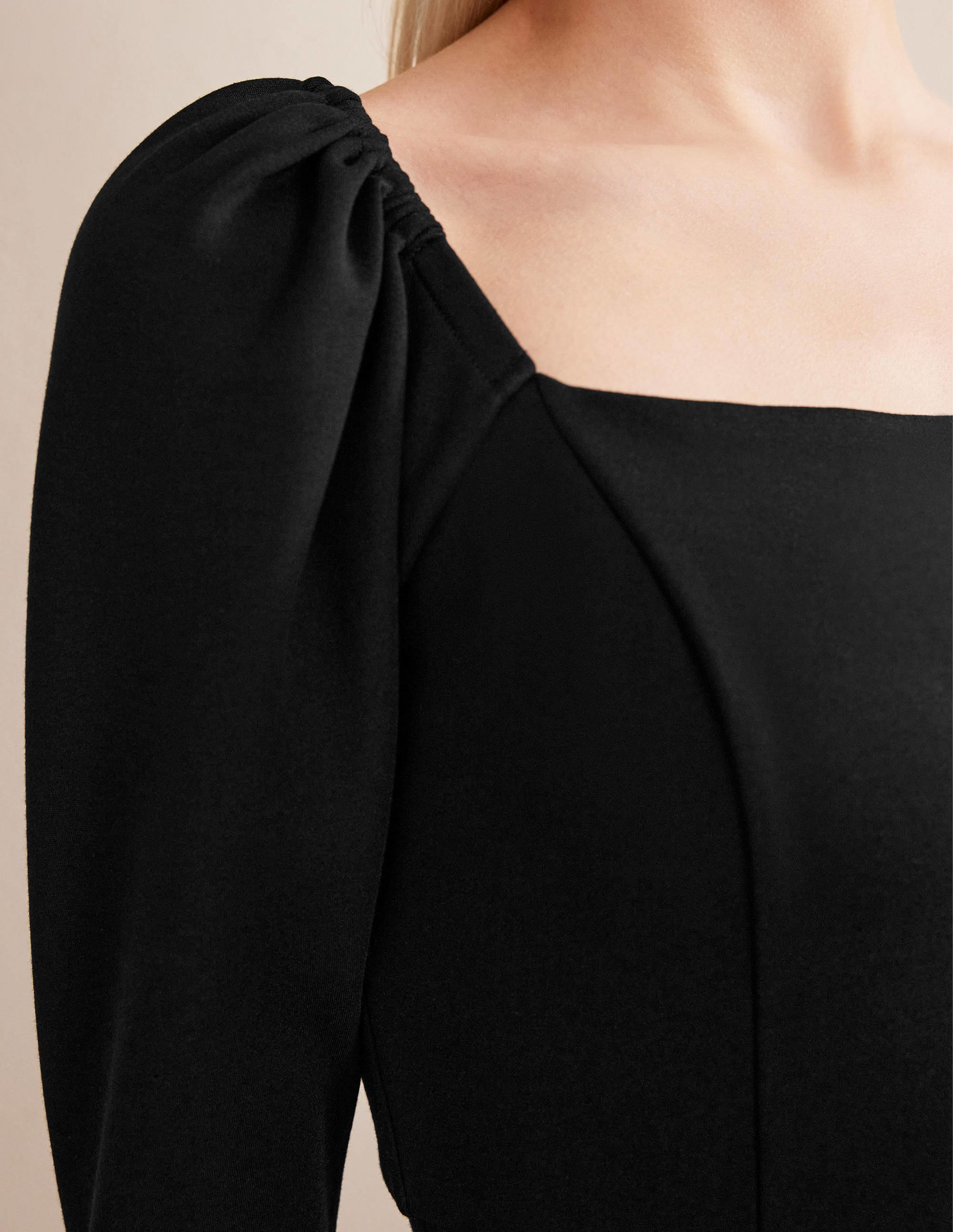 Jersey-Minikleid mit eckigem Ausschnitt-Schwarz - Image 4
