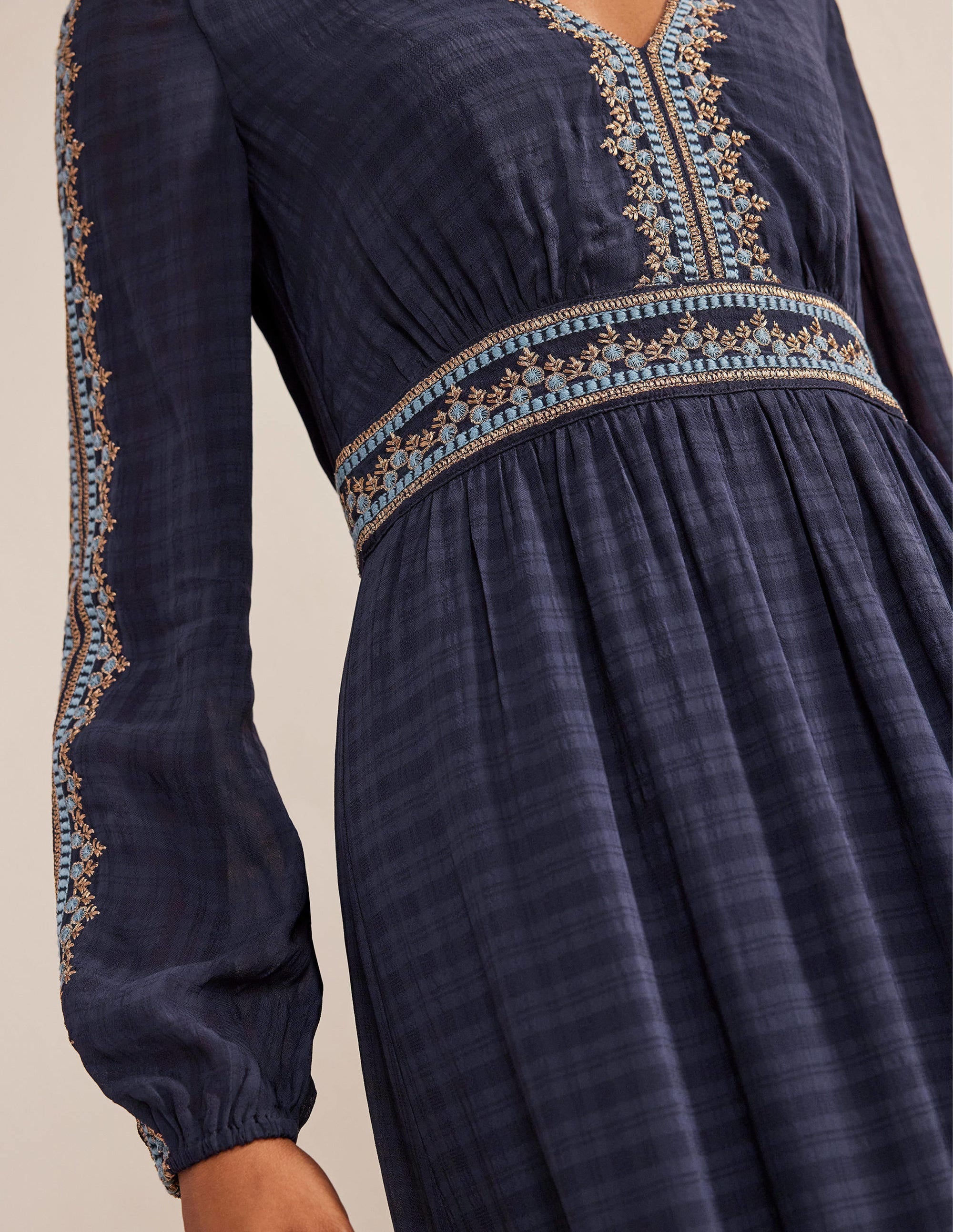 Robe midi brodée à col V-Bleu marine - Image 2