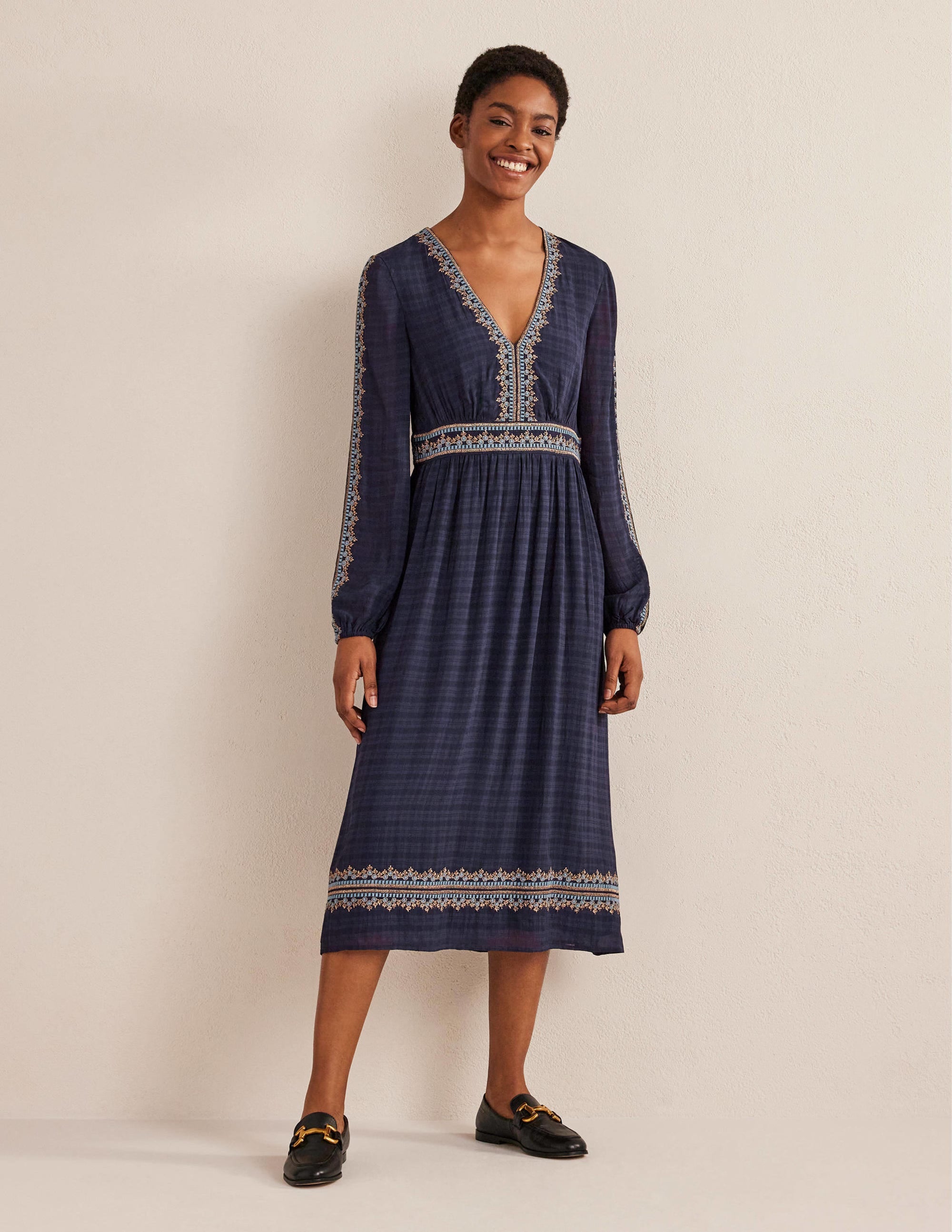 Robe midi brodée à col V-Bleu marine - Image 4