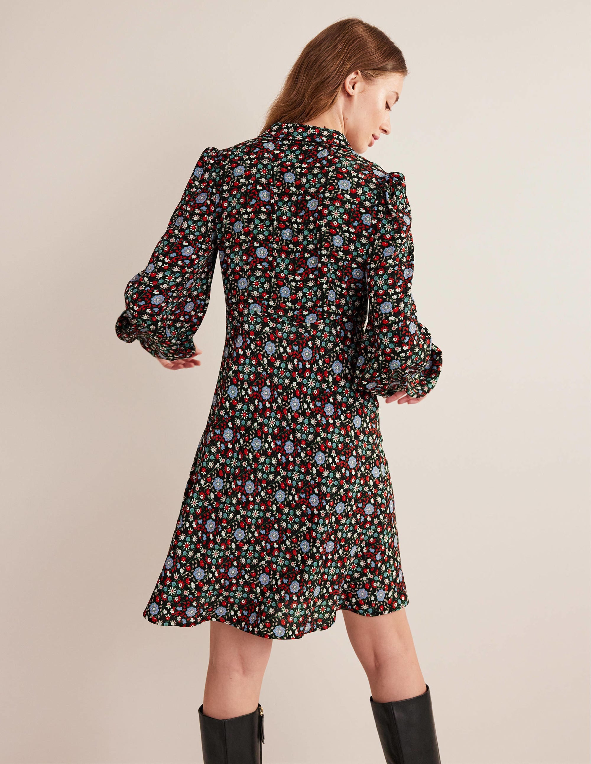 Hemdblusenkleid mit Bindeband am Ausschnitt-Schwarz, Gardenien-Wirbelmuster - Image 3