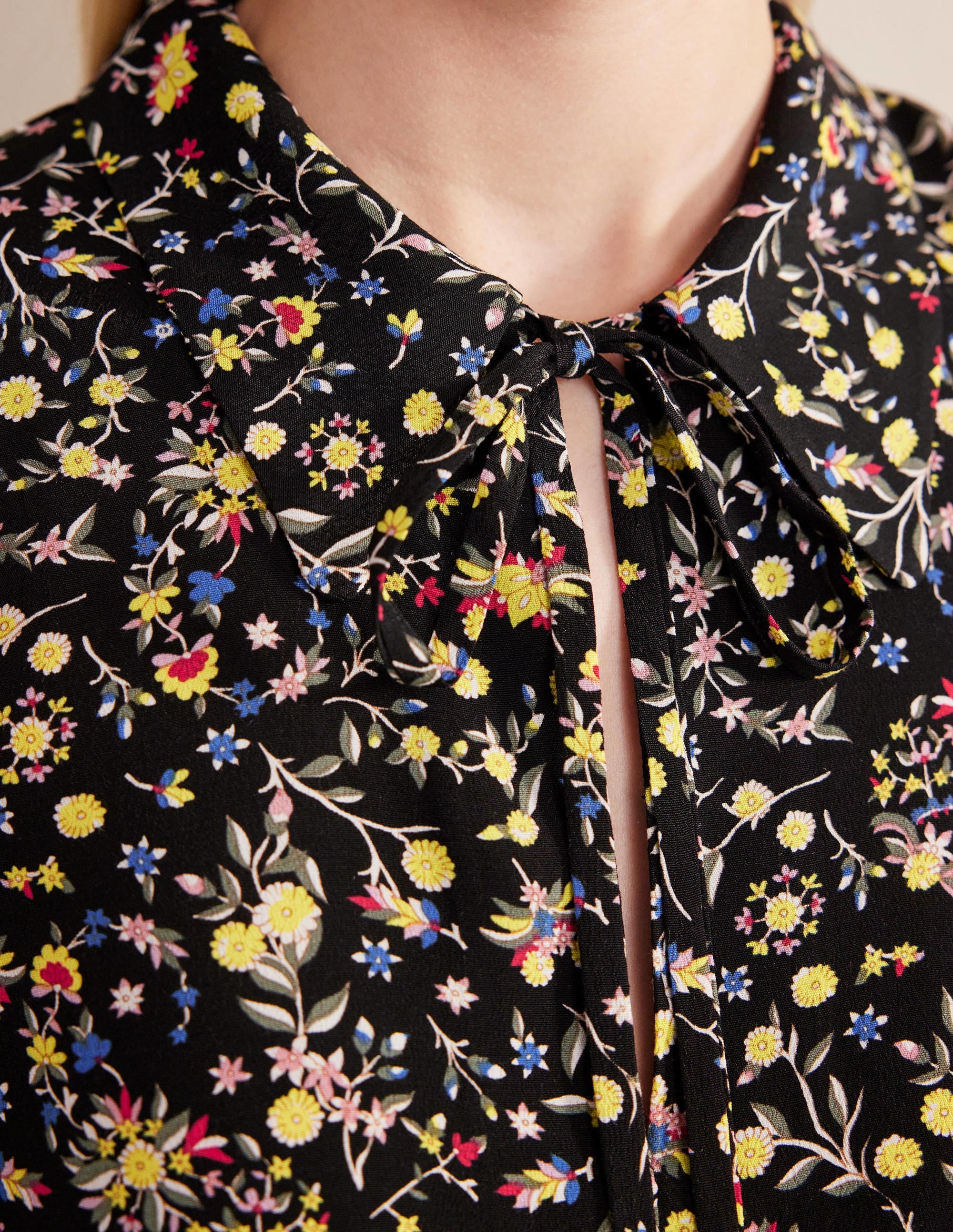 Hemdblusenkleid mit Bindeband am Ausschnitt-Schwarz, Wildblumen-Paisleymuster - Image 2