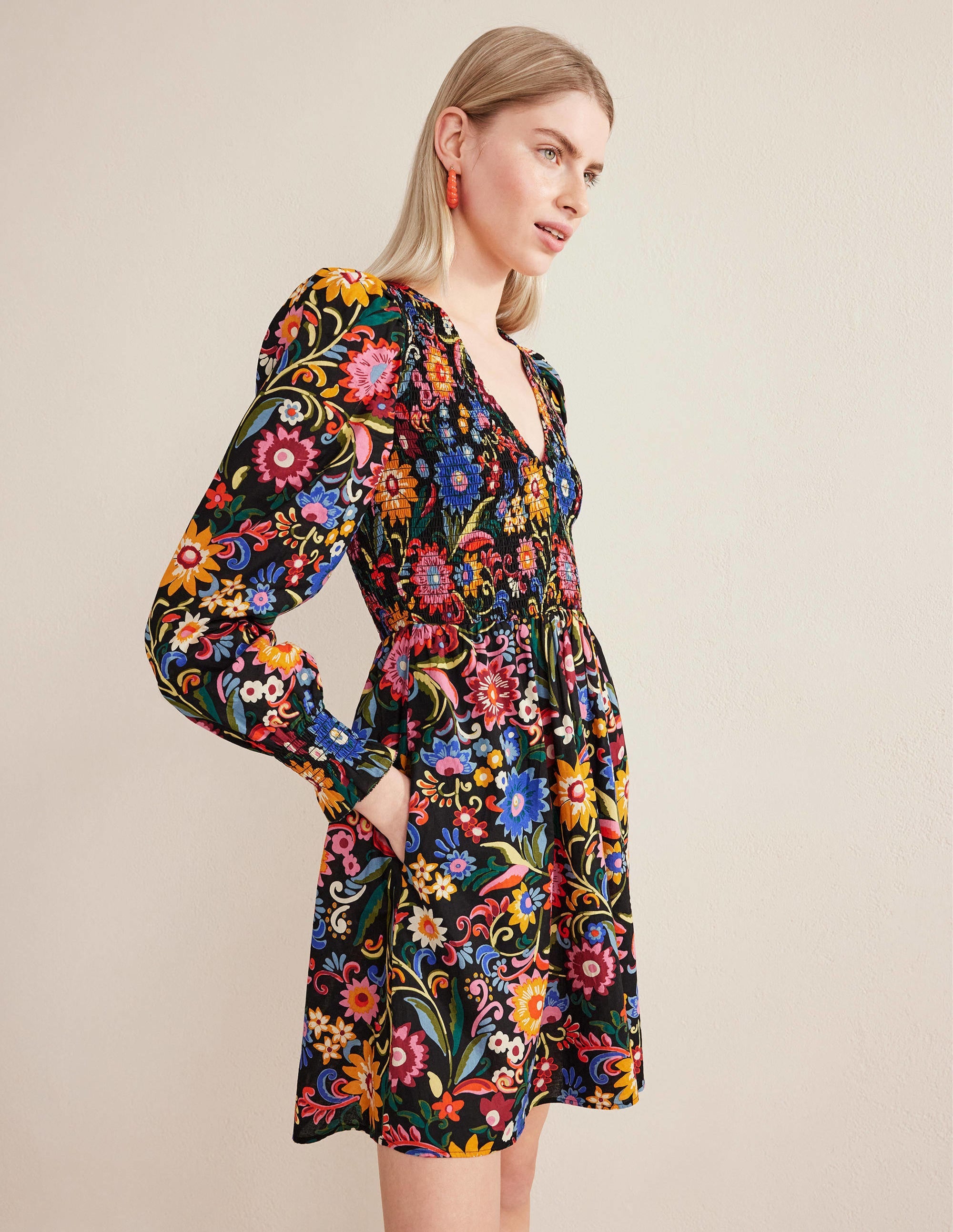 Mini-robe avec corsage à smocks-Noir, motif Gardenia Pop - Image 4