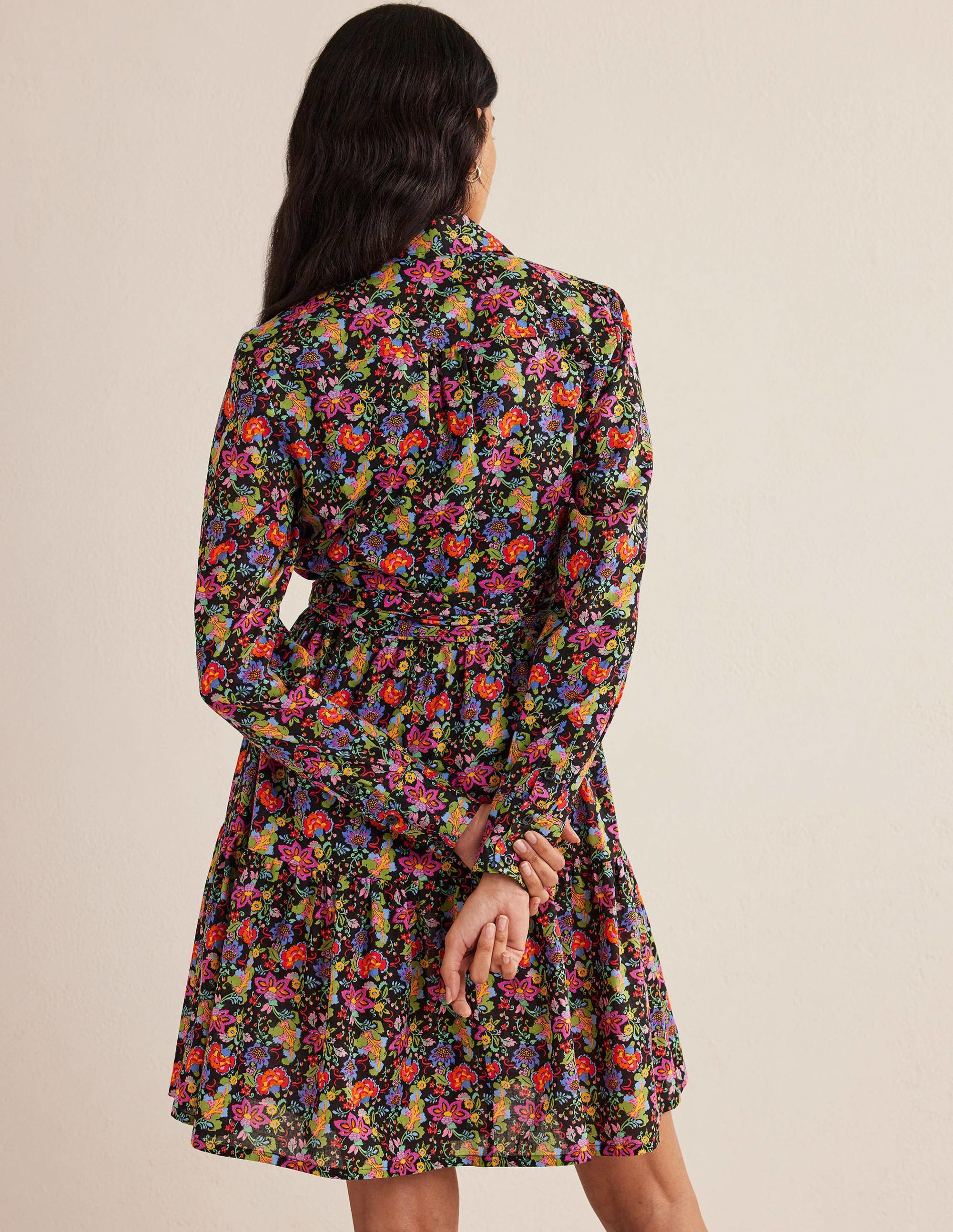 Mini-Hemdblusenkleid mit Stufen aus Baumwolle-Schwarz, Nelkengarten - Image 3