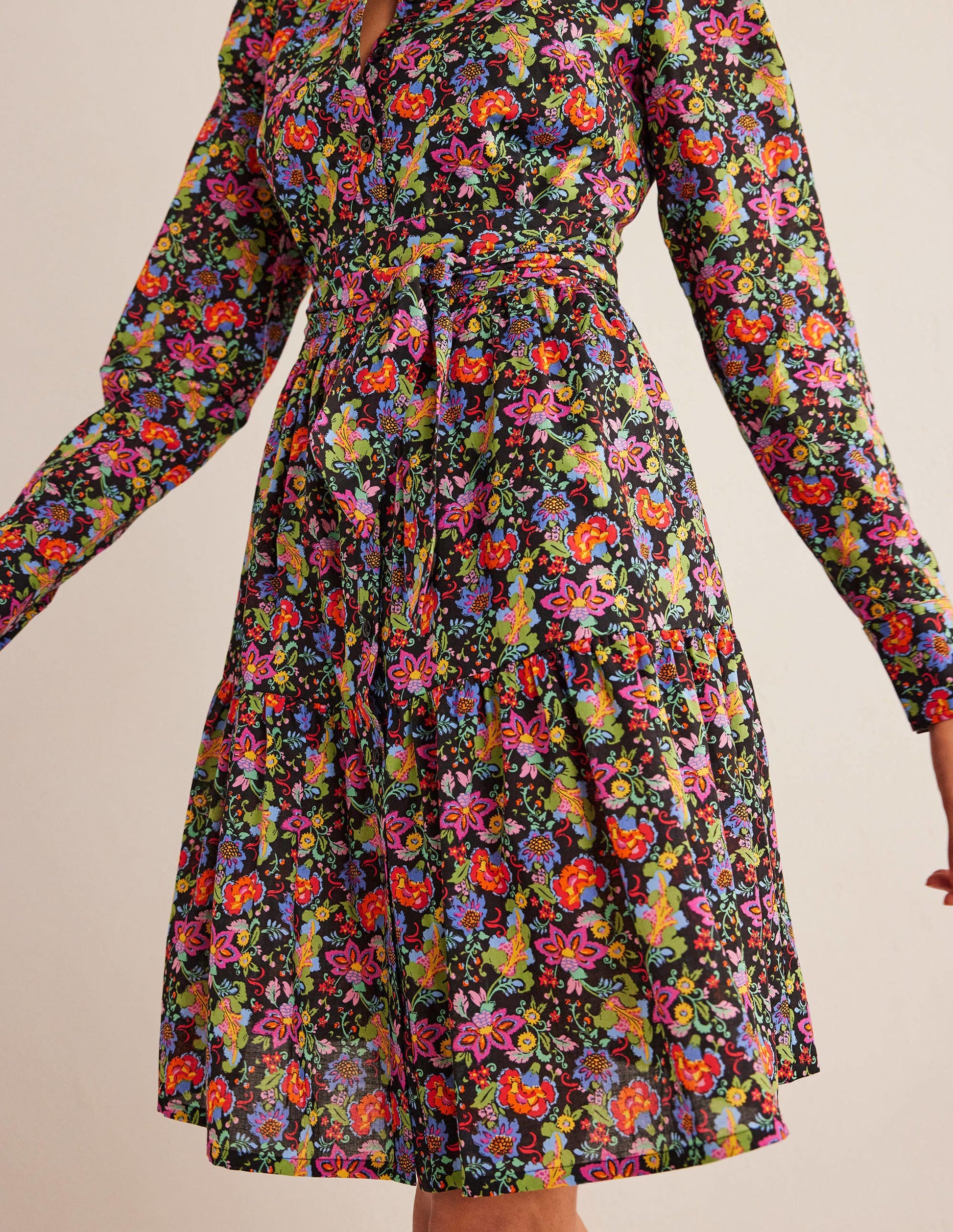 Mini-Hemdblusenkleid mit Stufen aus Baumwolle-Schwarz, Nelkengarten-4