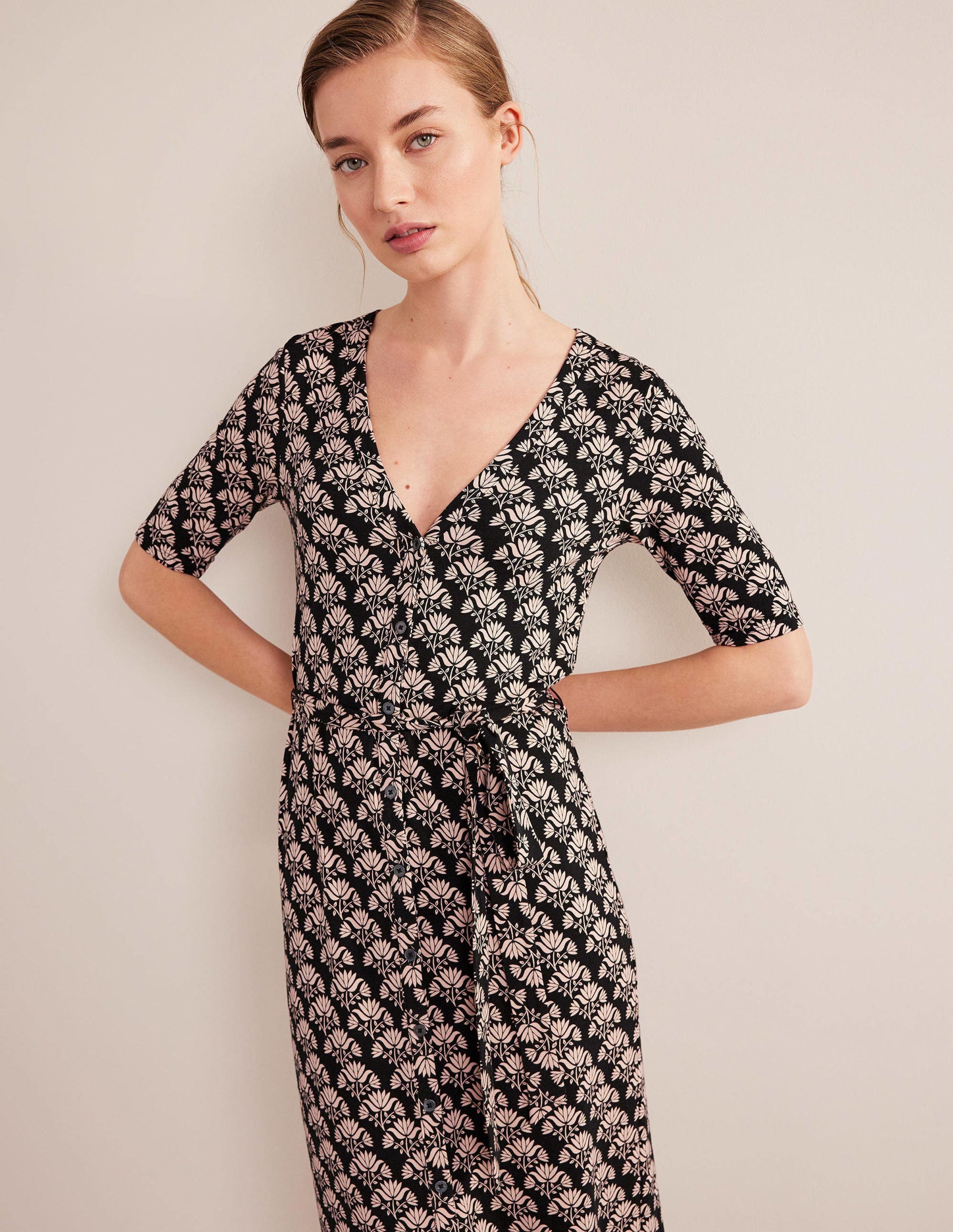 Robe midi boutonnée sur le devant en jersey-Noir, motif Passion Stamp-4