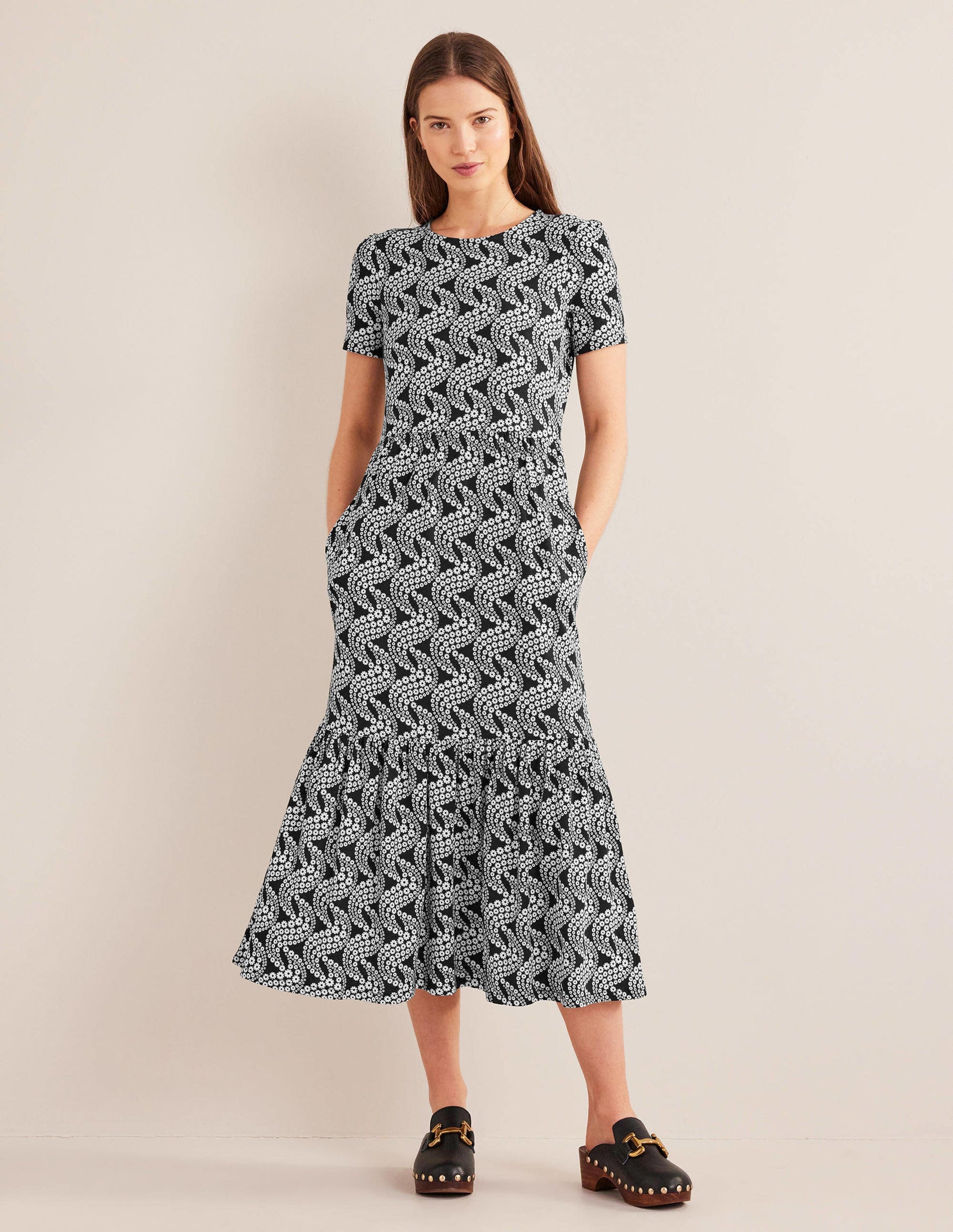 Robe midi Emma en jersey à volants-Noir, motif Daisy Swirl-1