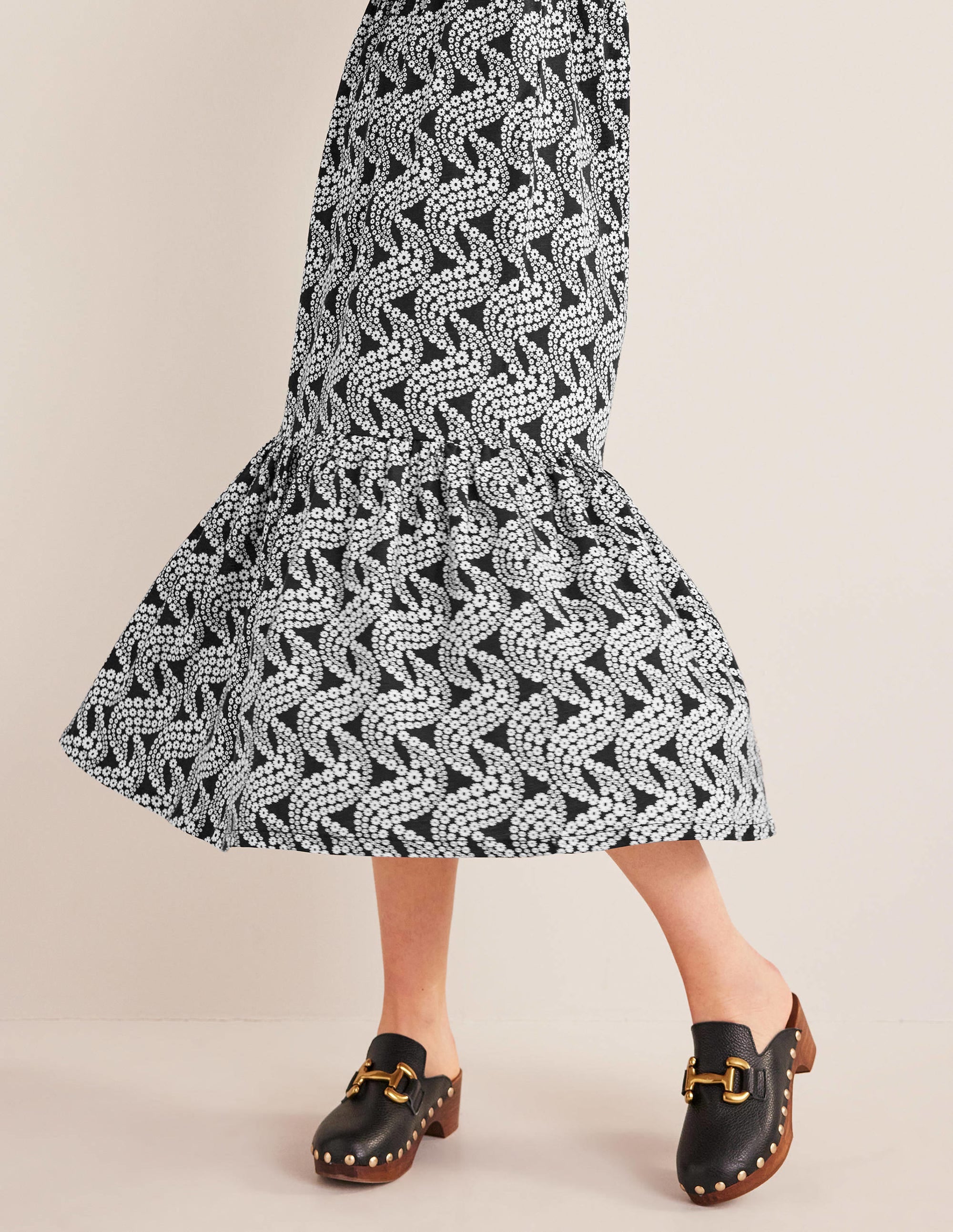 Robe midi Emma en jersey à volants-Noir, motif Daisy Swirl - Image 2