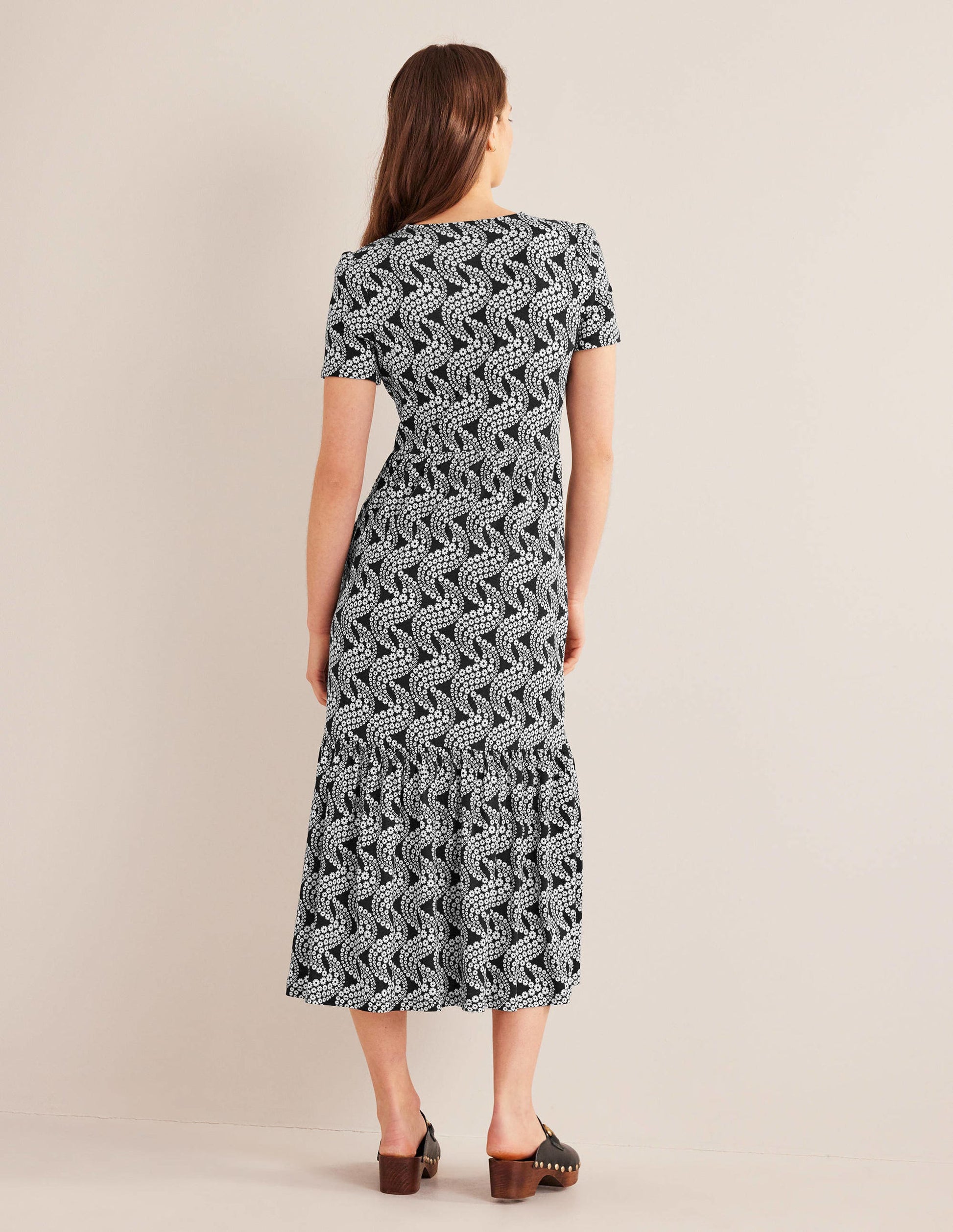 Robe midi Emma en jersey à volants-Noir, motif Daisy Swirl-3