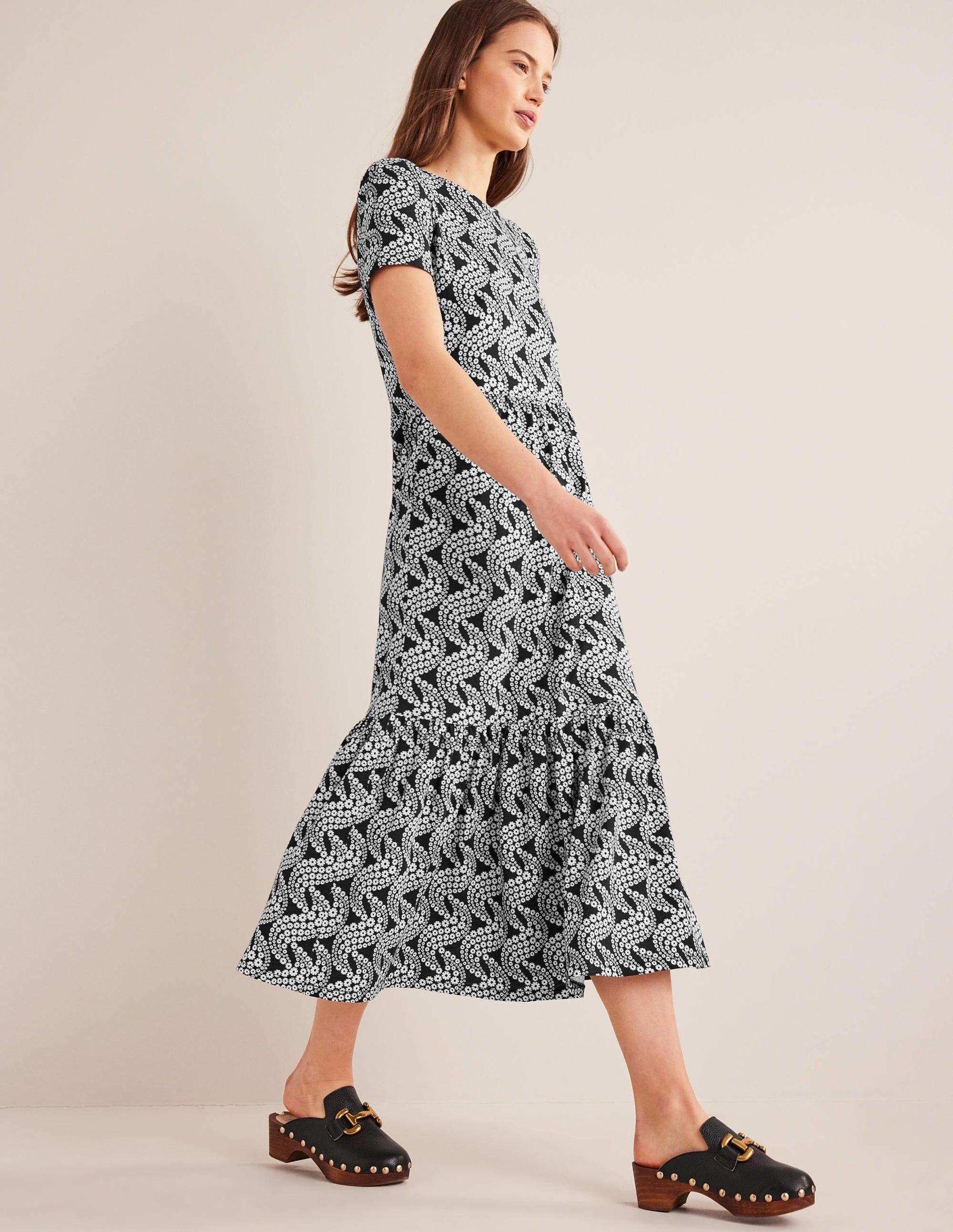 Robe midi Emma en jersey à volants-Noir, motif Daisy Swirl - Image 4