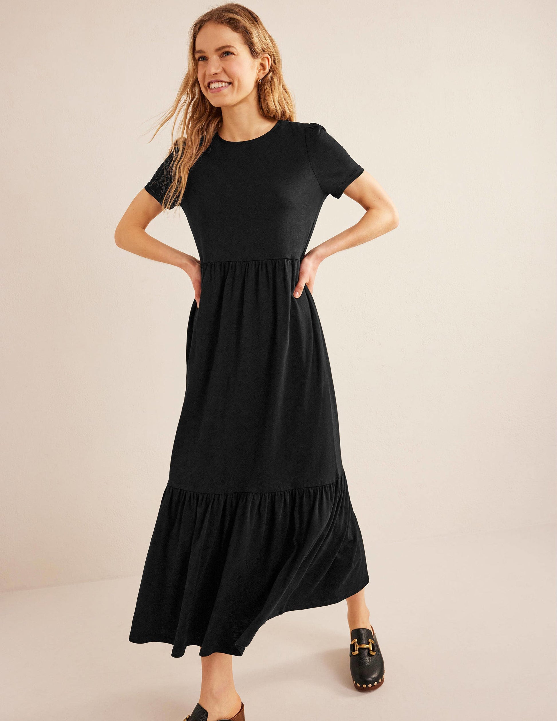 Emma Gestuftes Jersey-Midikleid-Schwarz-1