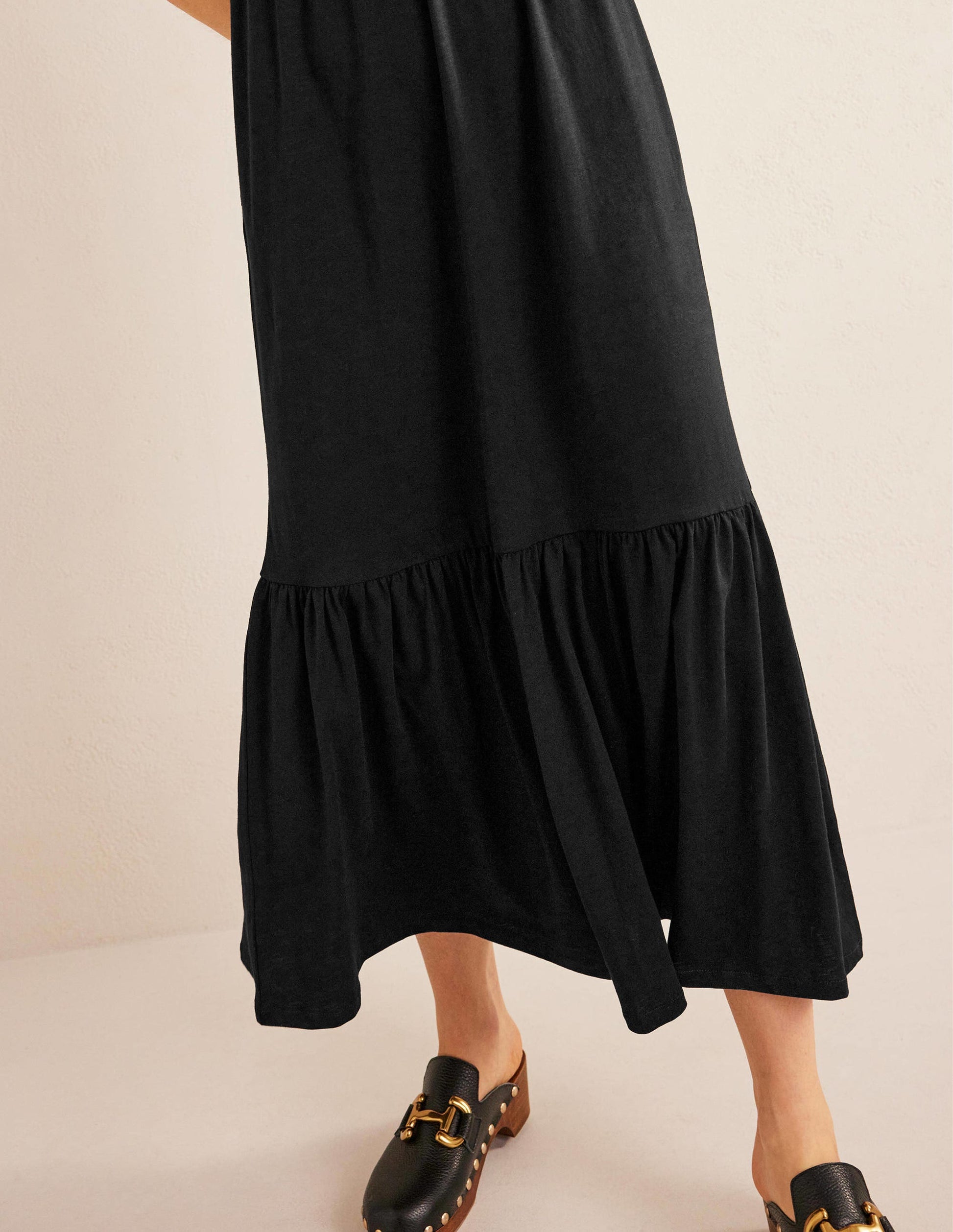 Emma Gestuftes Jersey-Midikleid-Schwarz-2