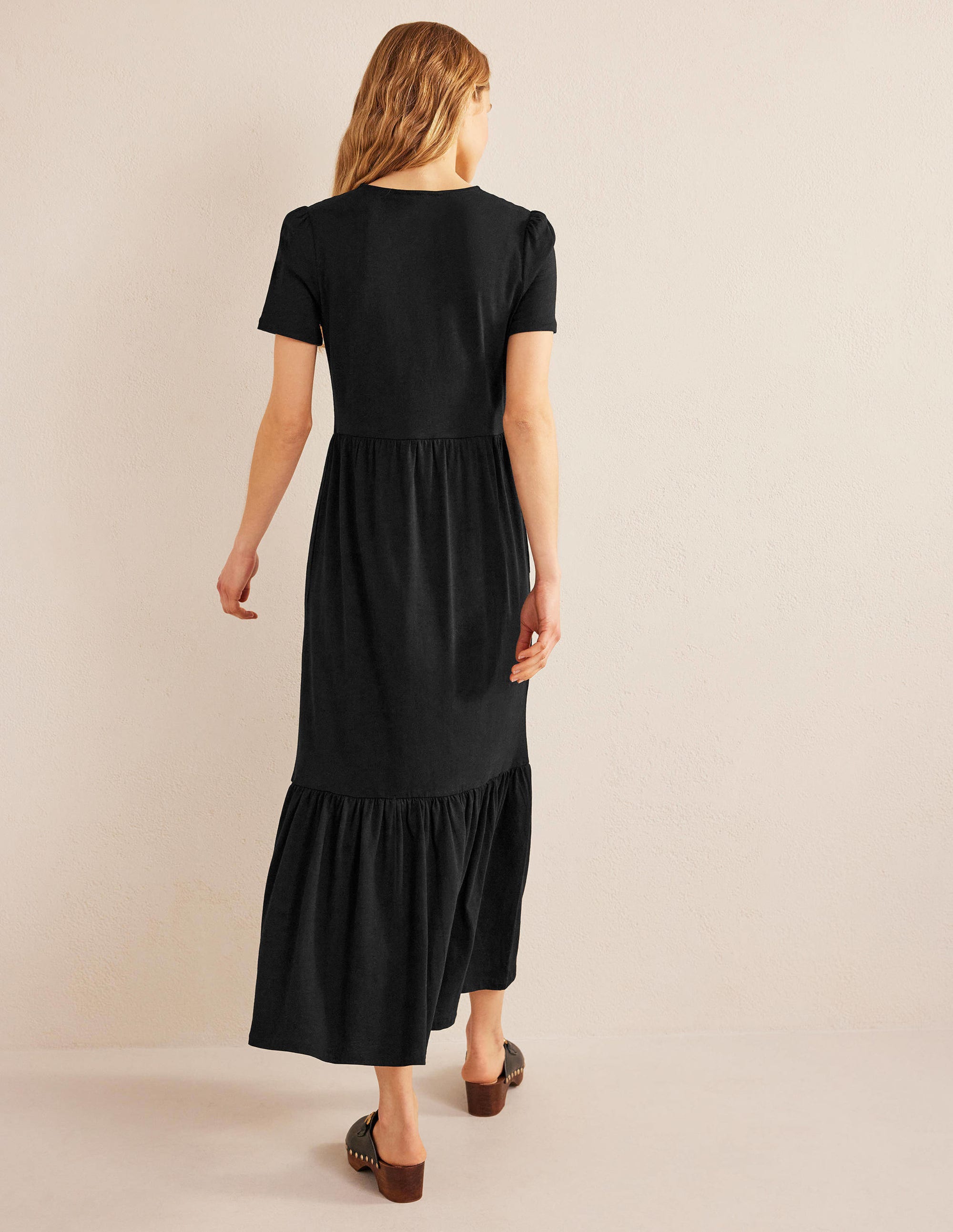 Emma Gestuftes Jersey-Midikleid-Schwarz - Image 3