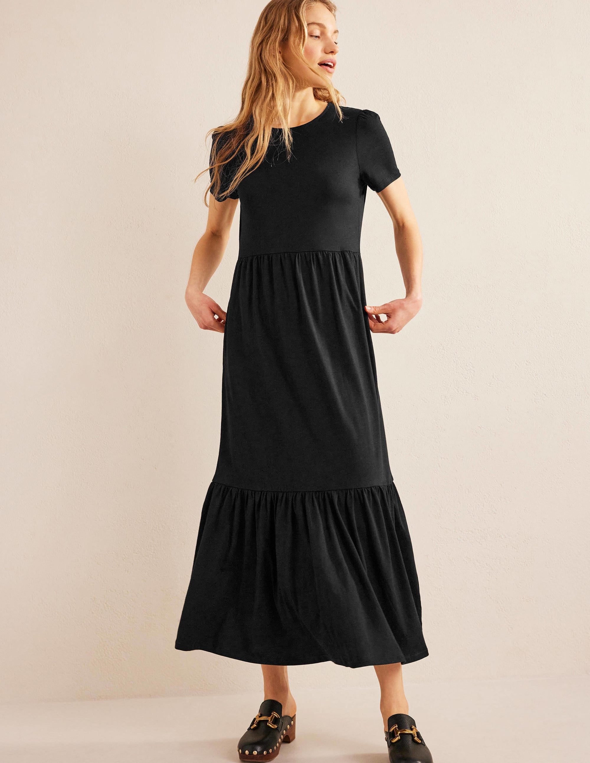 Emma Gestuftes Jersey-Midikleid-Schwarz - Image 4