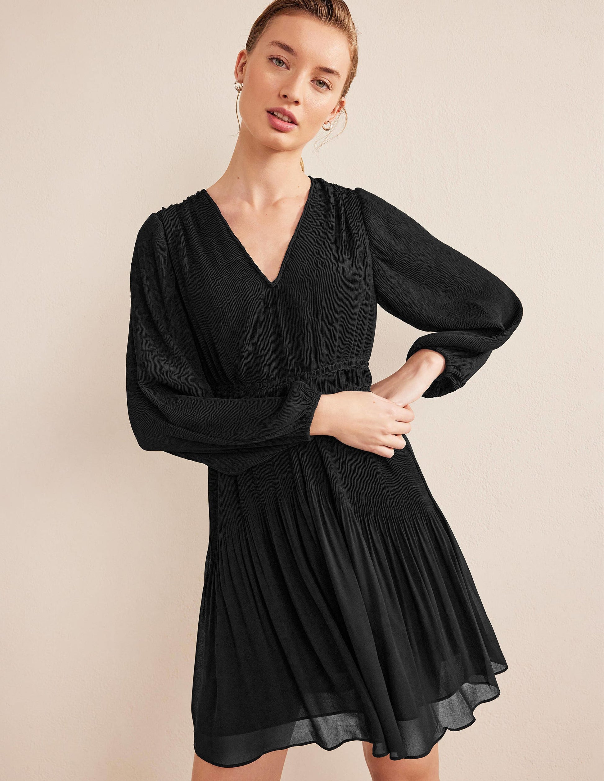 Robe plissé à col V-Noir-1