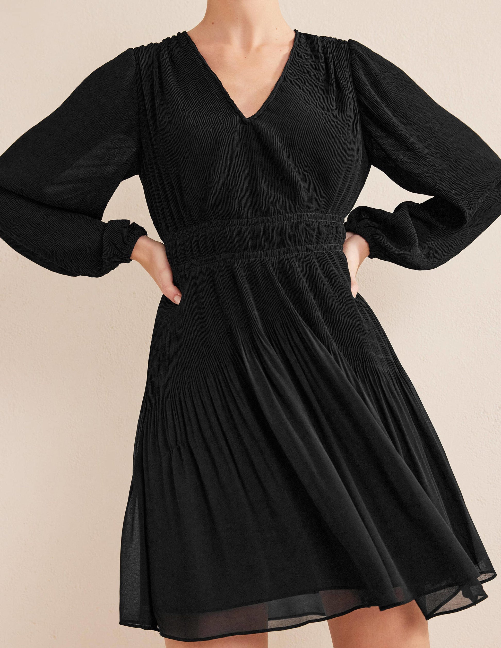 Robe plissé à col V-Noir-4