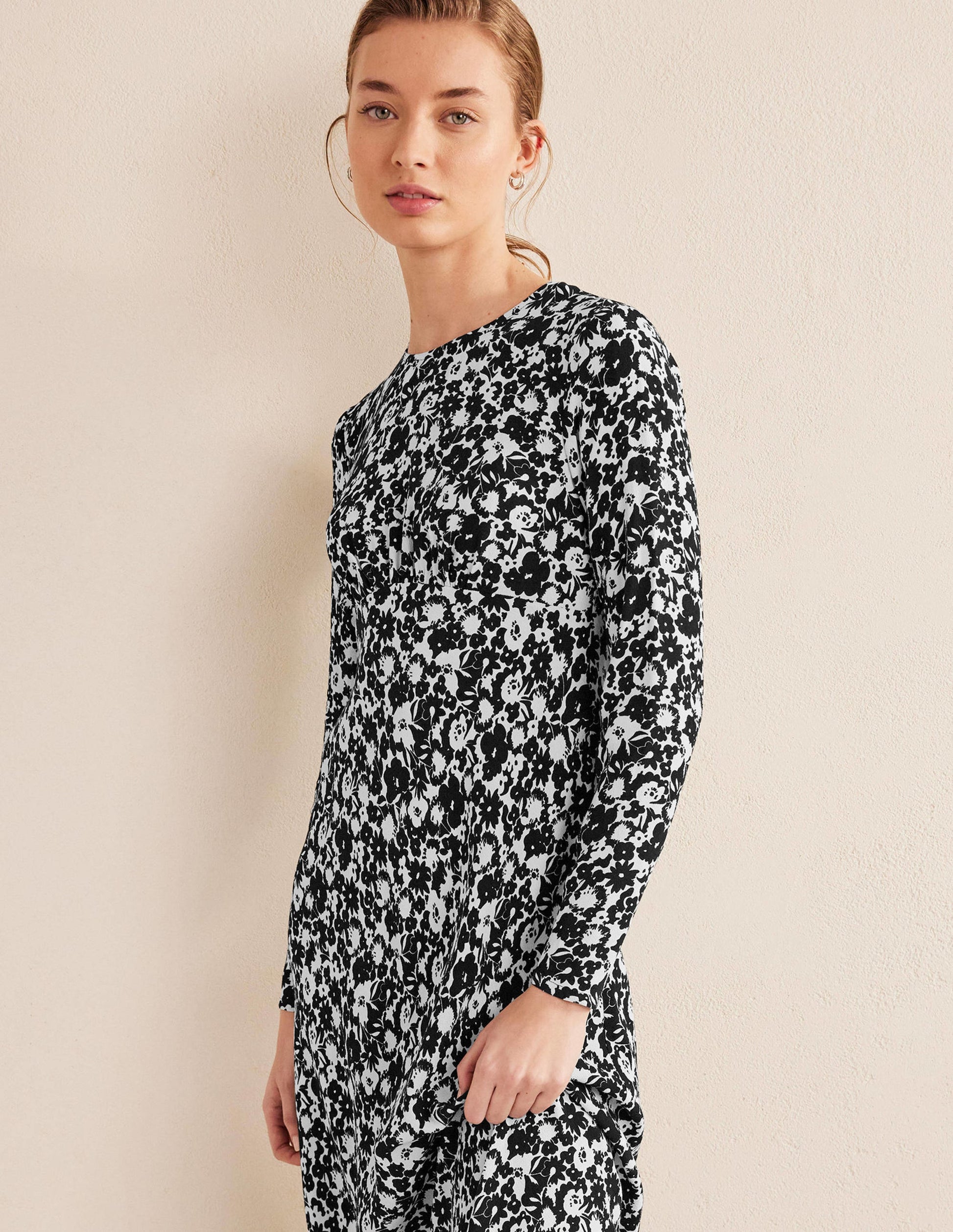 Robe midi style 40s à col rond-Noir, motif Bloom Silhouette-2