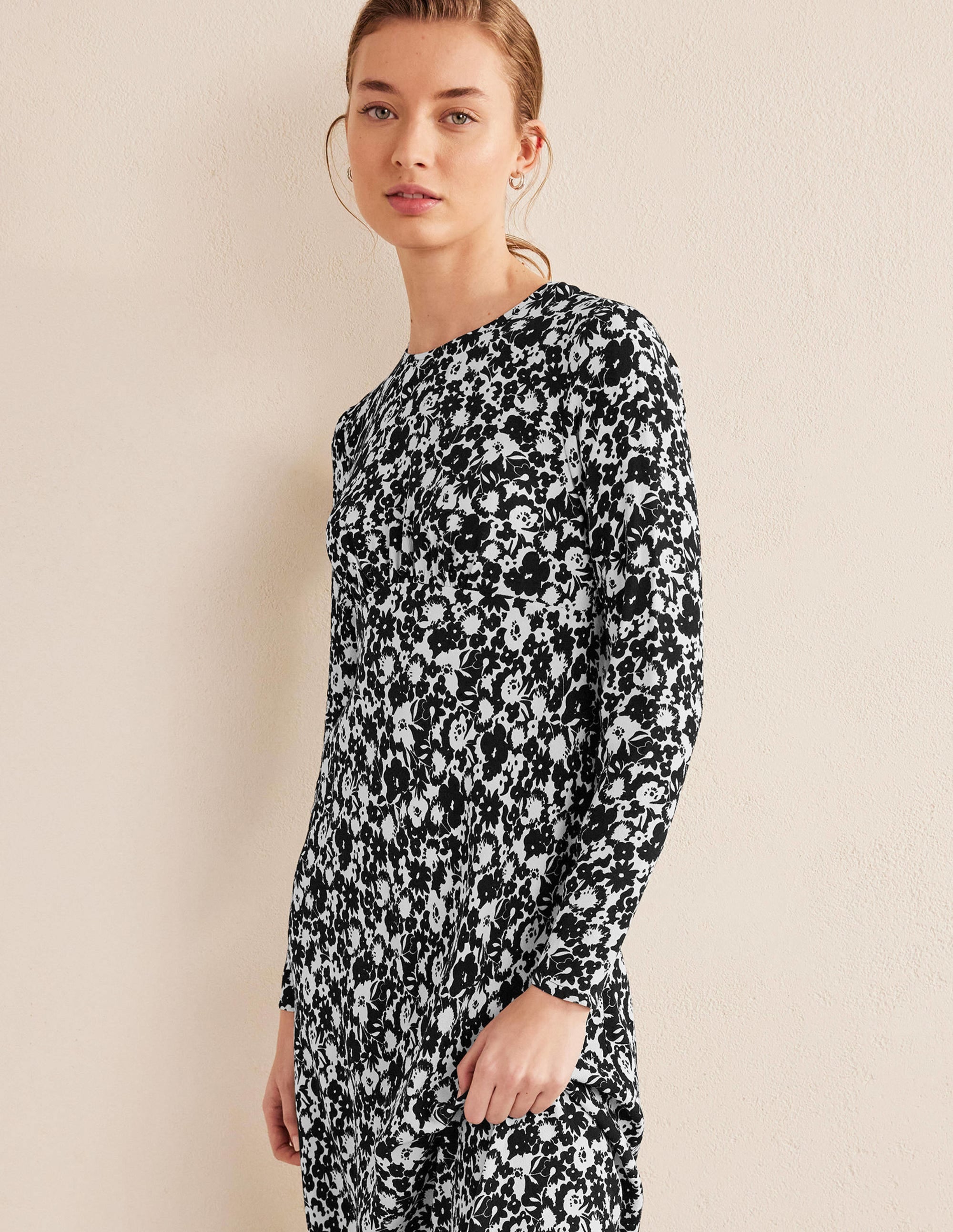 Robe midi style 40s à col rond-Noir, motif Bloom Silhouette - Image 2