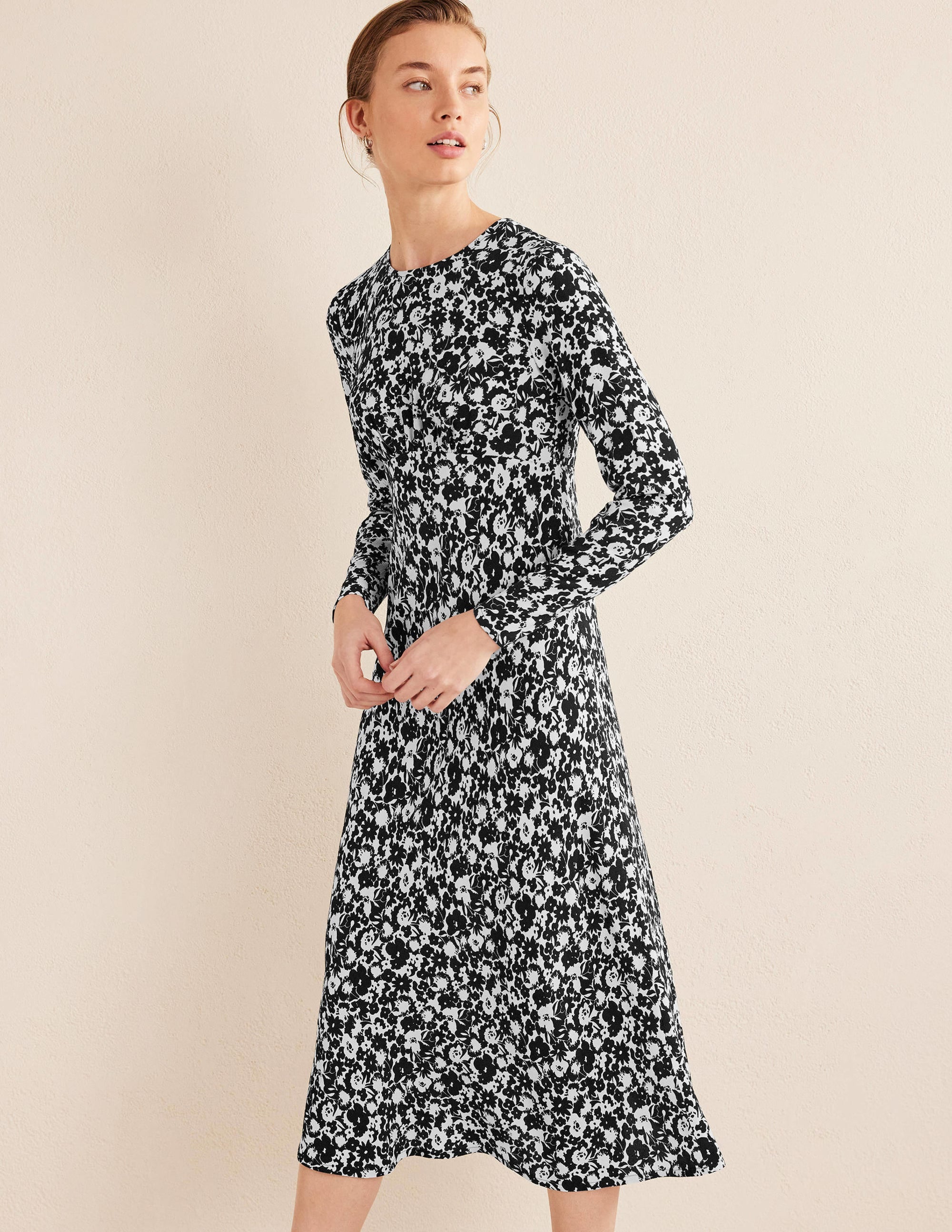 Robe midi style 40s à col rond-Noir, motif Bloom Silhouette - Image 4