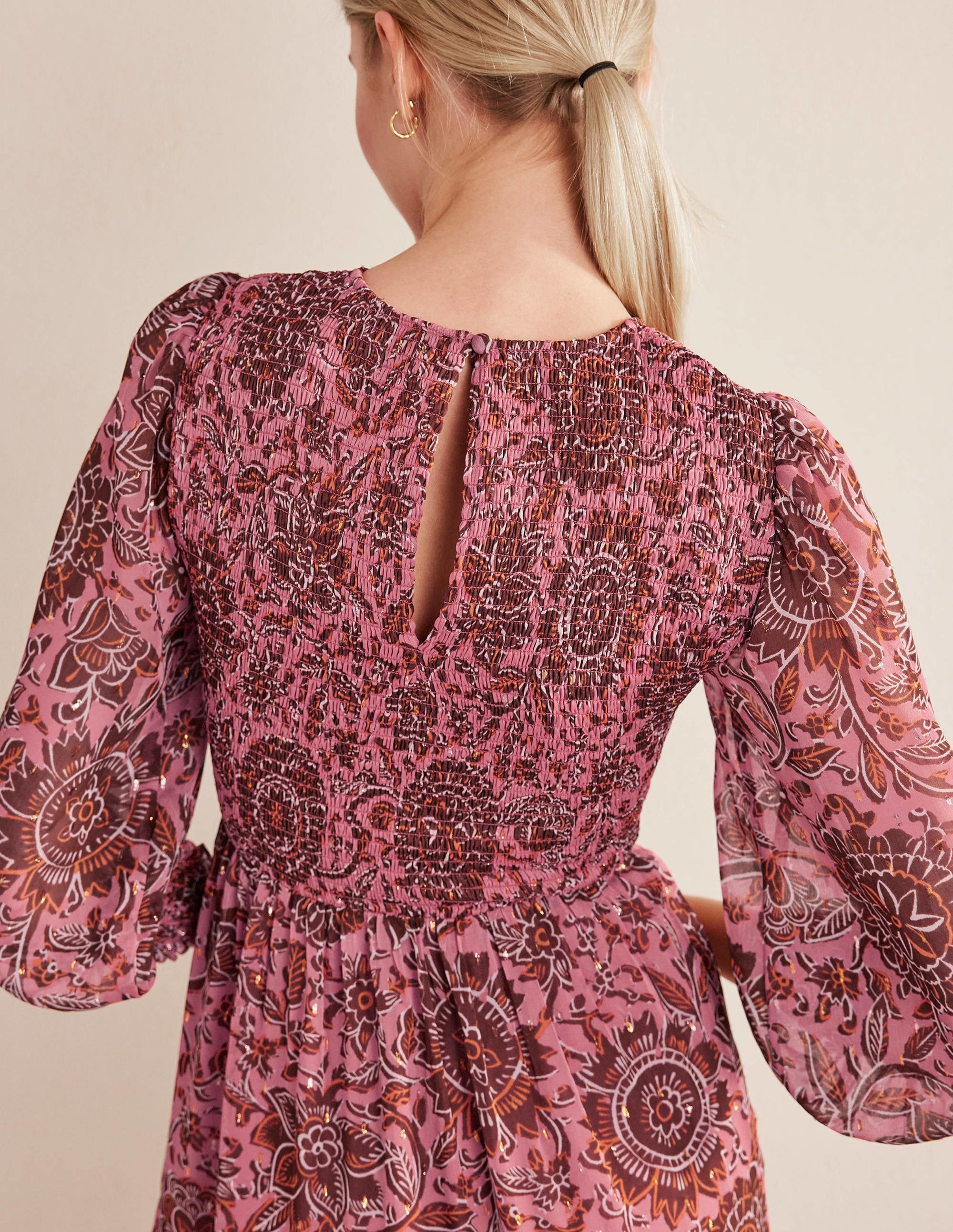 Robe longue métallisée à smocks-Rose délavé, tapisserie florale - Image 4