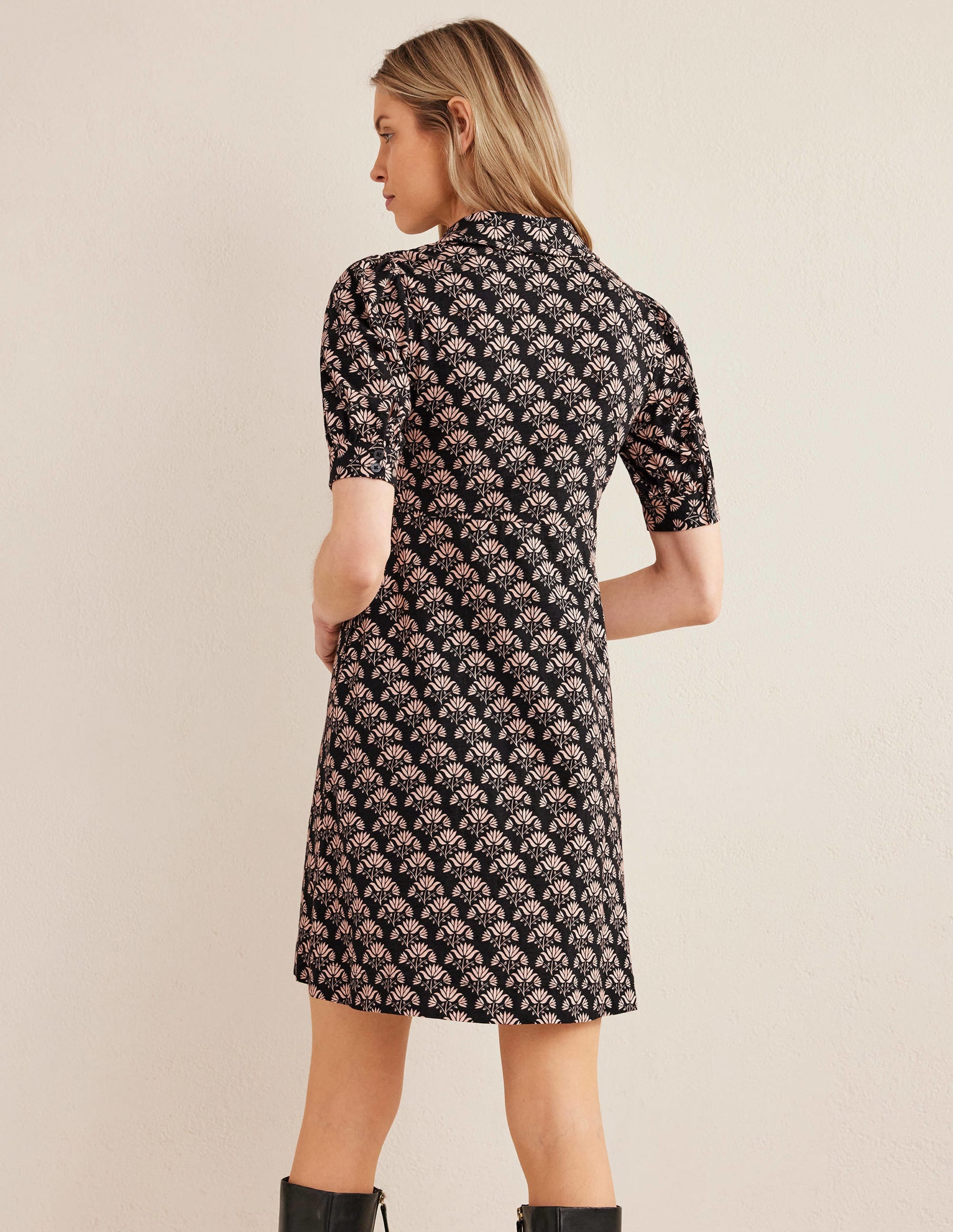 Minikleid mit Knopfleiste-Schwarz, Blumenstempel - Image 3