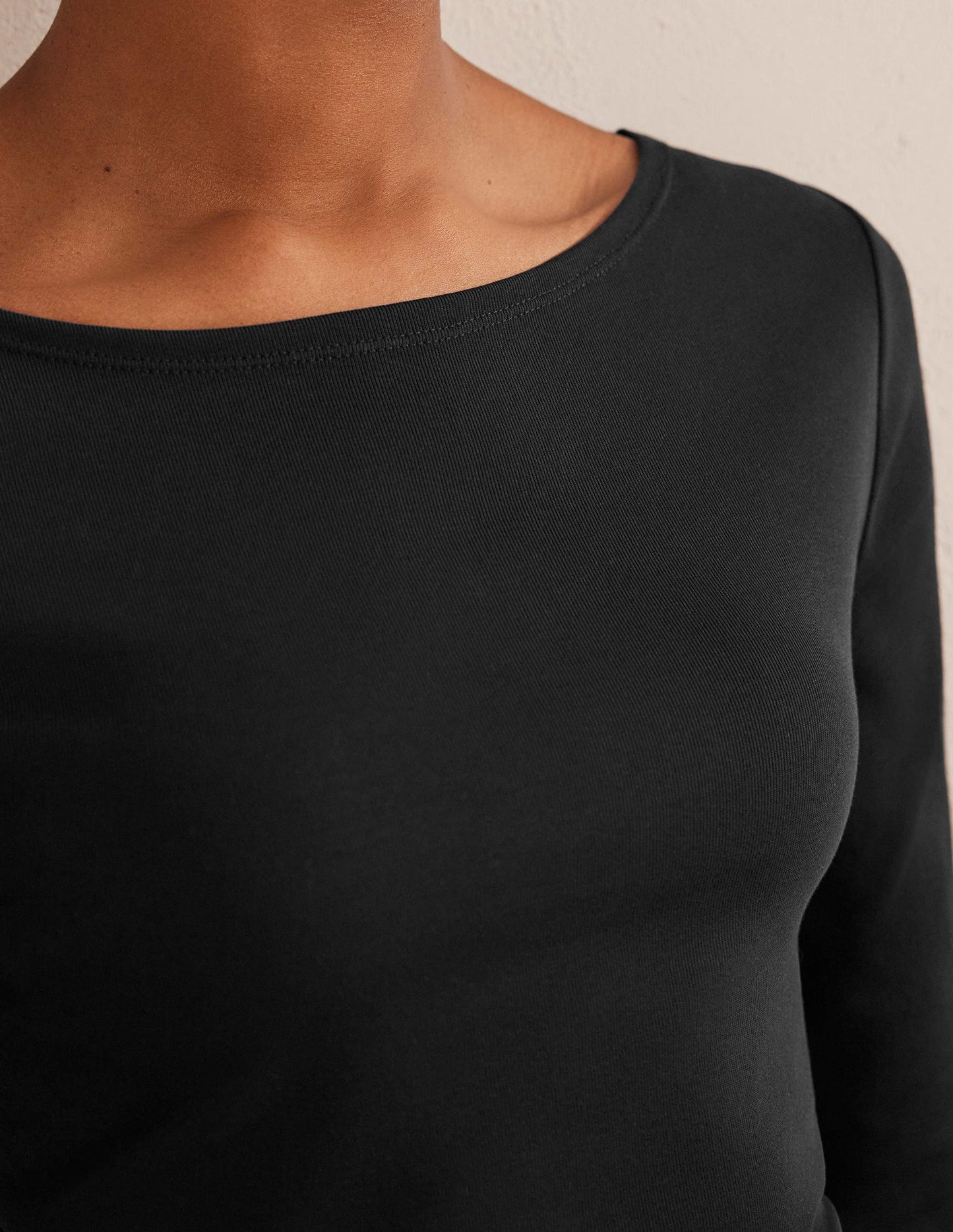 Basic-Shirt mit U-Boot-Ausschnitt-Schwarz