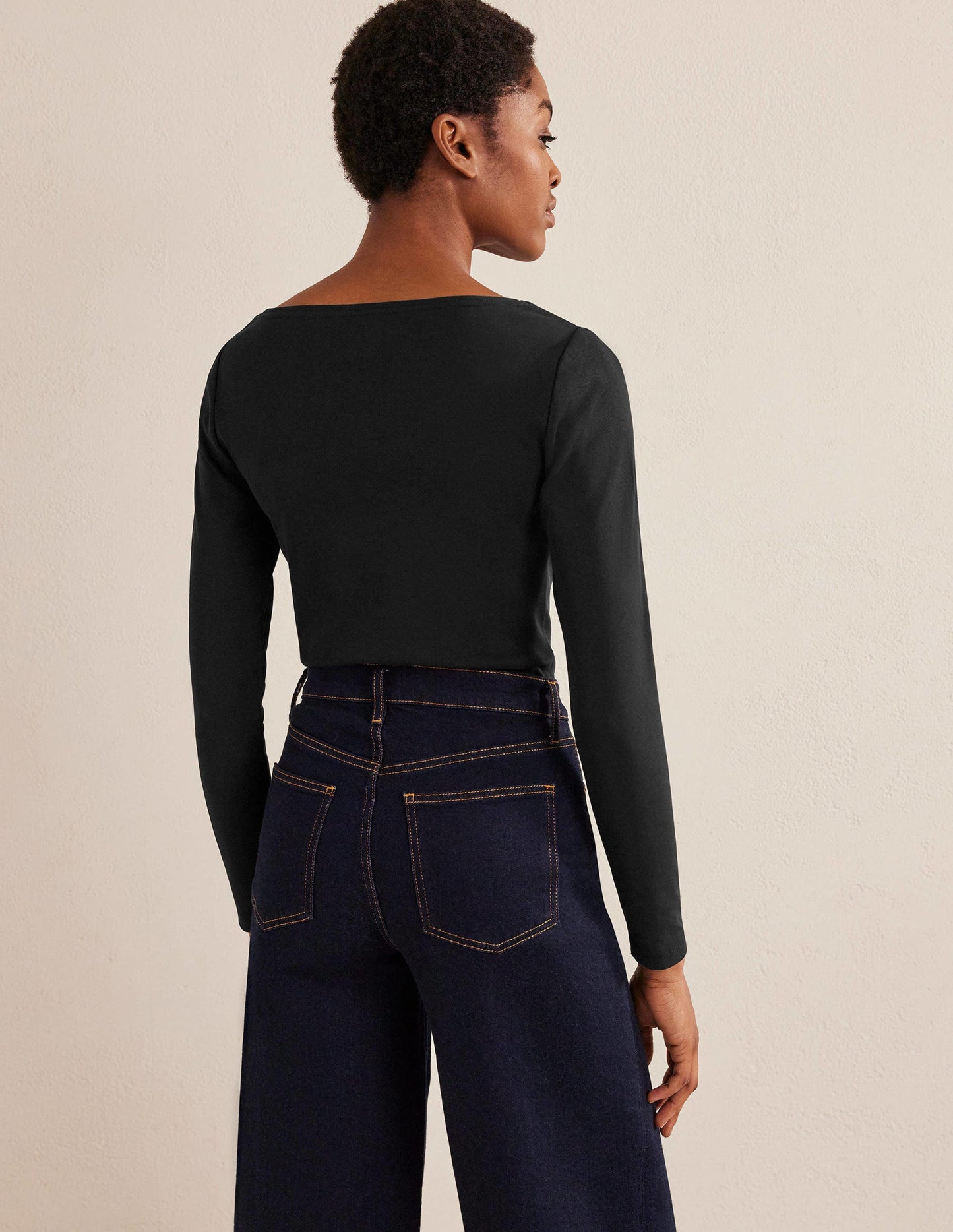 Basic-Shirt mit U-Boot-Ausschnitt-Schwarz