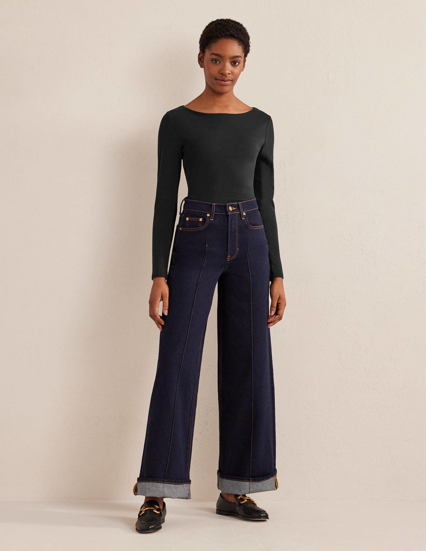 Basic-Shirt mit U-Boot-Ausschnitt-Schwarz