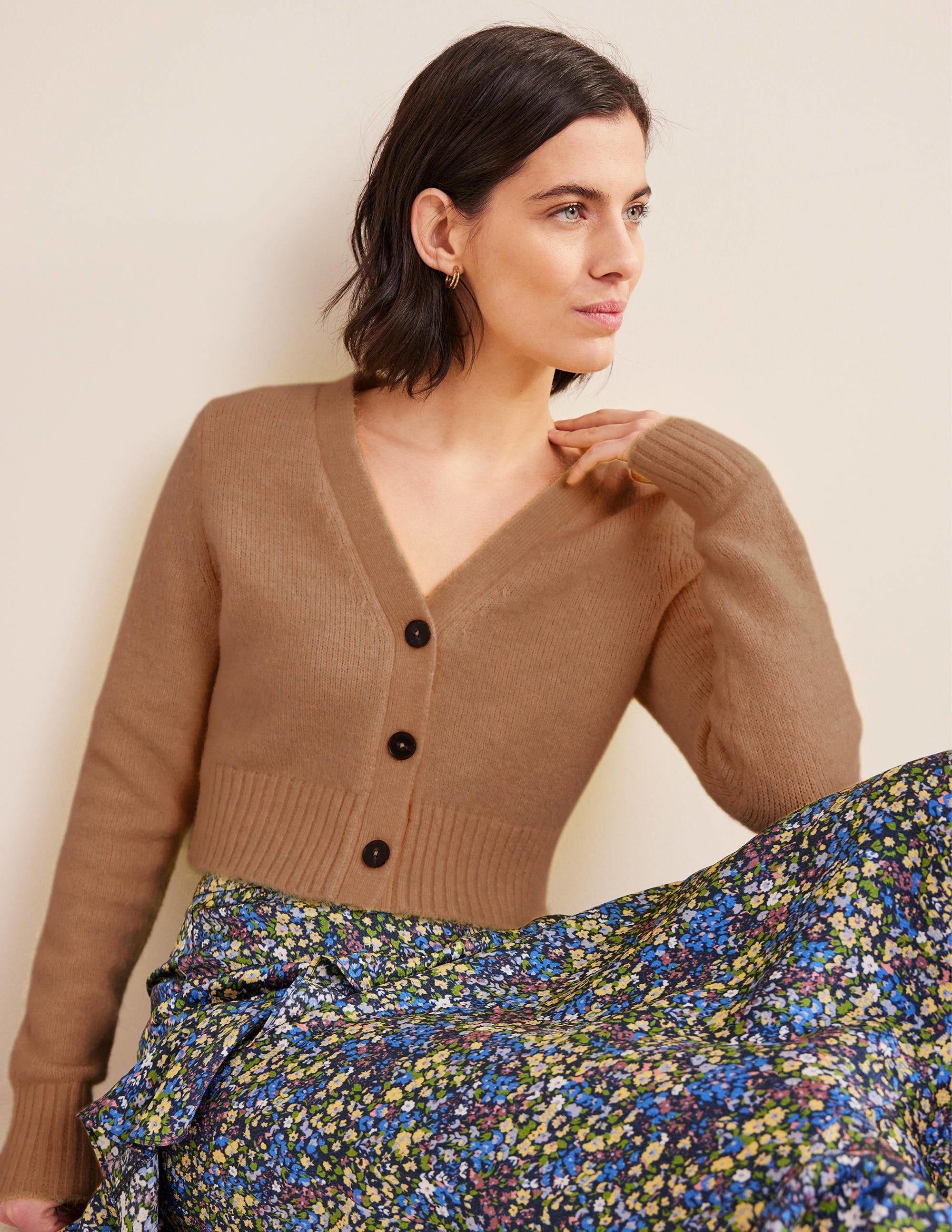 Kurz geschnittener Cardigan mit V-Ausschnitt-Kamelbraun Melange - Image 5