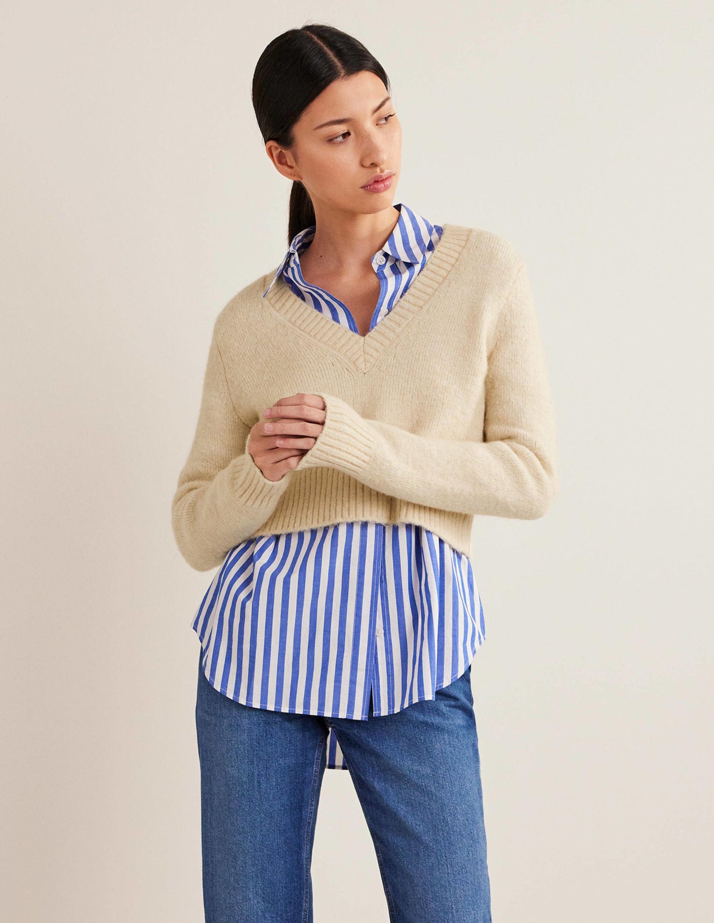 Kurz geschnittener Pullover mit V-Ausschnitt-Seilbraun