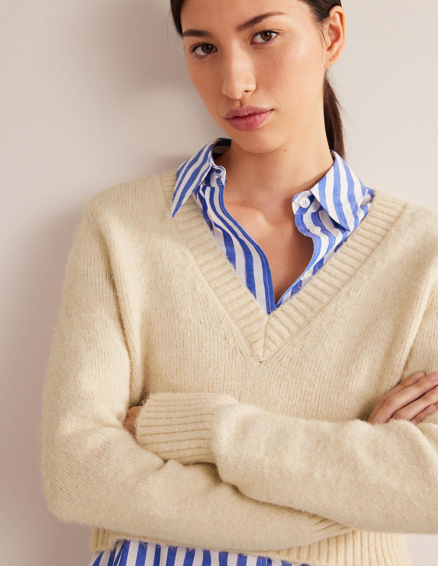 Kurz geschnittener Pullover mit V-Ausschnitt-Seilbraun