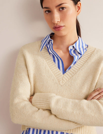 Kurz geschnittener Pullover mit V-Ausschnitt-Seilbraun-4