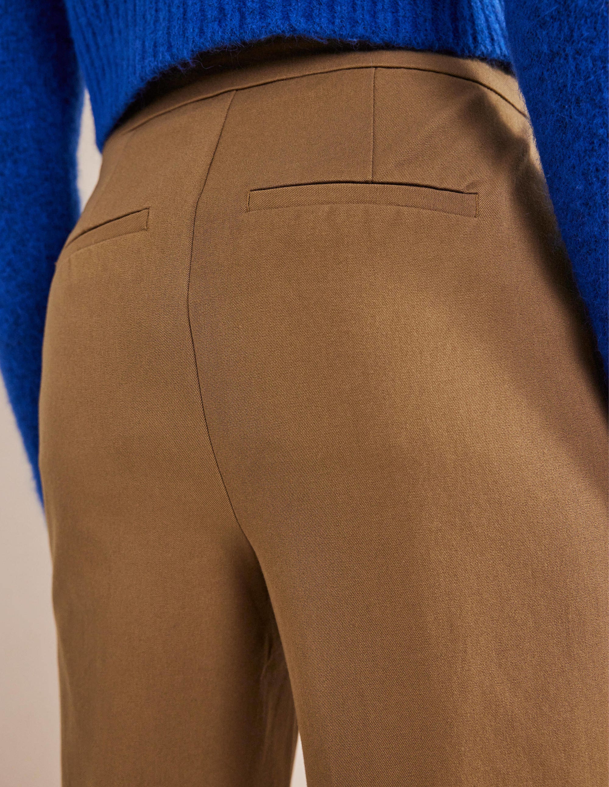 Gerade geschnittene Hose mit 2-Wege-Stretch-Karamellbraun - Image 4