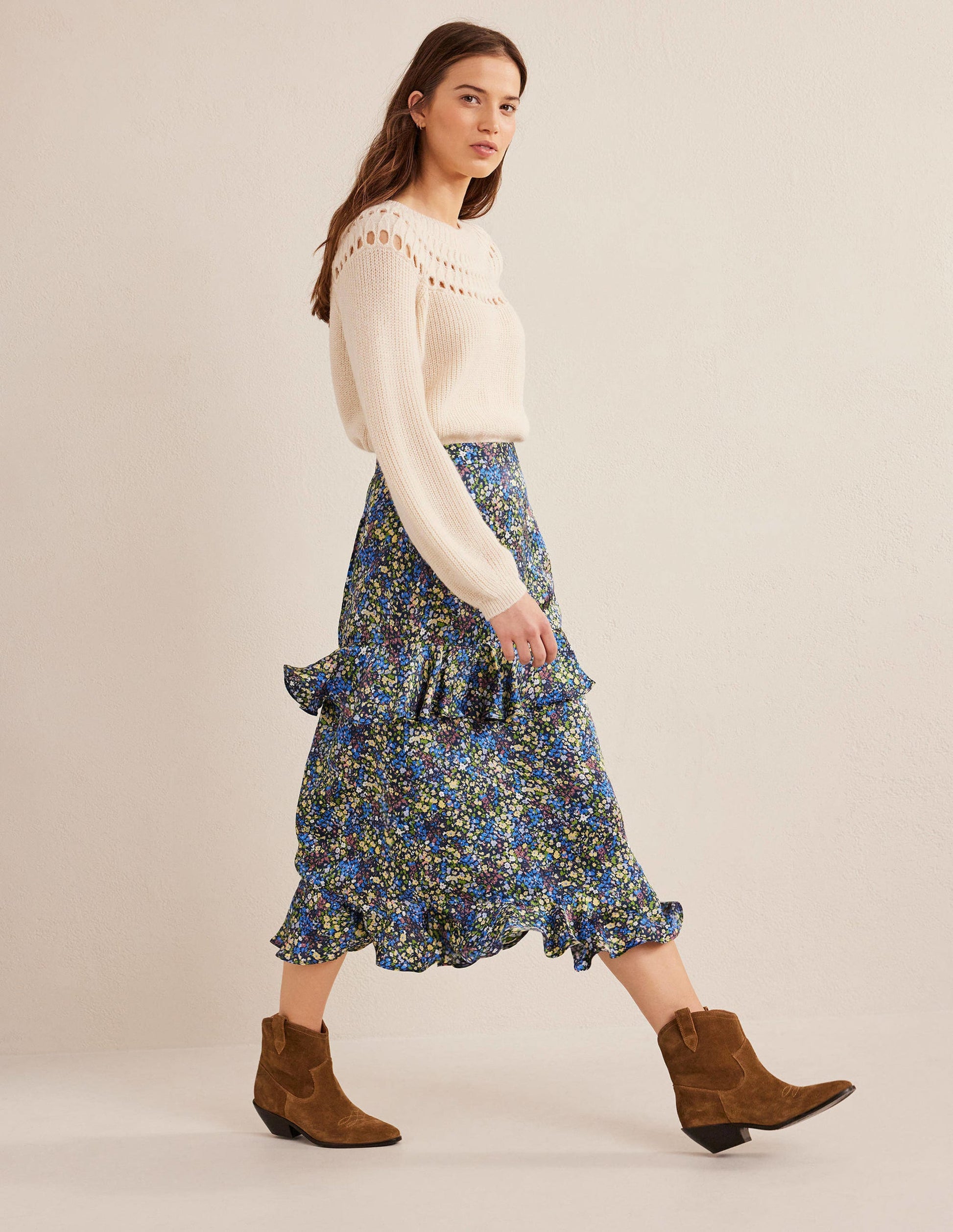 Jupe midi florale à volants en satin-Bleu nébuleuse, motif Gardenia Petal-1