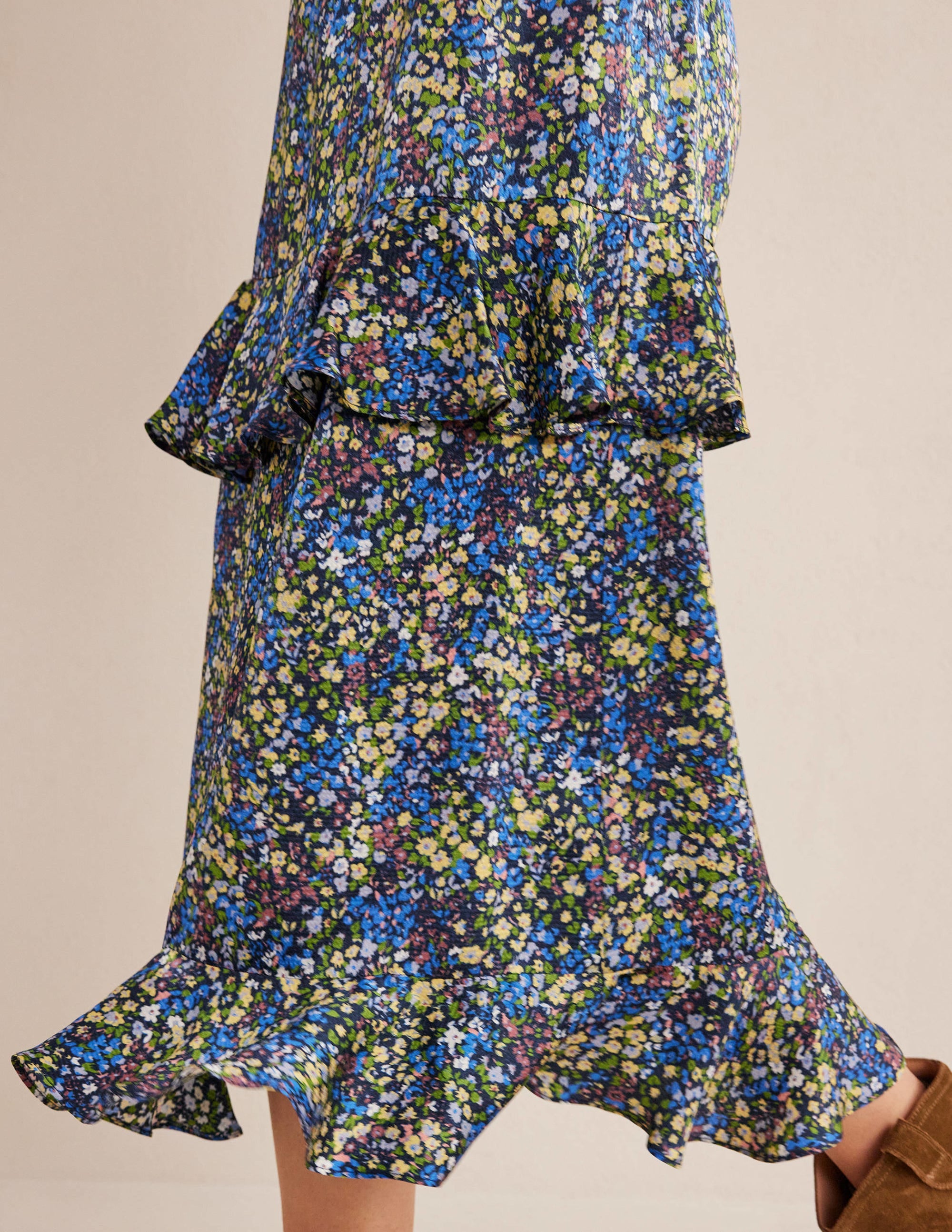 Jupe midi florale à volants en satin-Bleu nébuleuse, motif Gardenia Petal - Image 2
