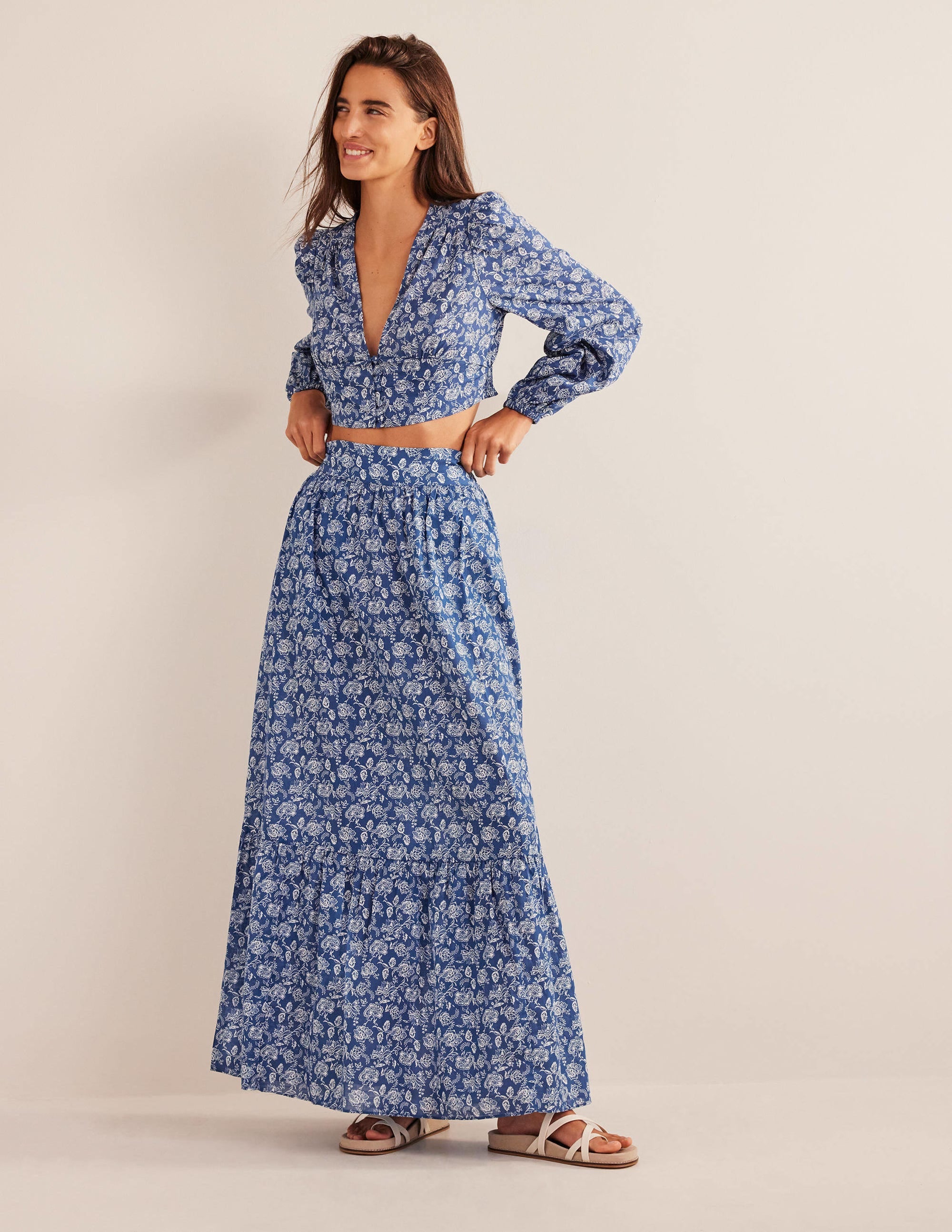 Gestufter Maxirock aus Baumwolle-Klassisches Blau, Lineares Blumenmuster - Image 1