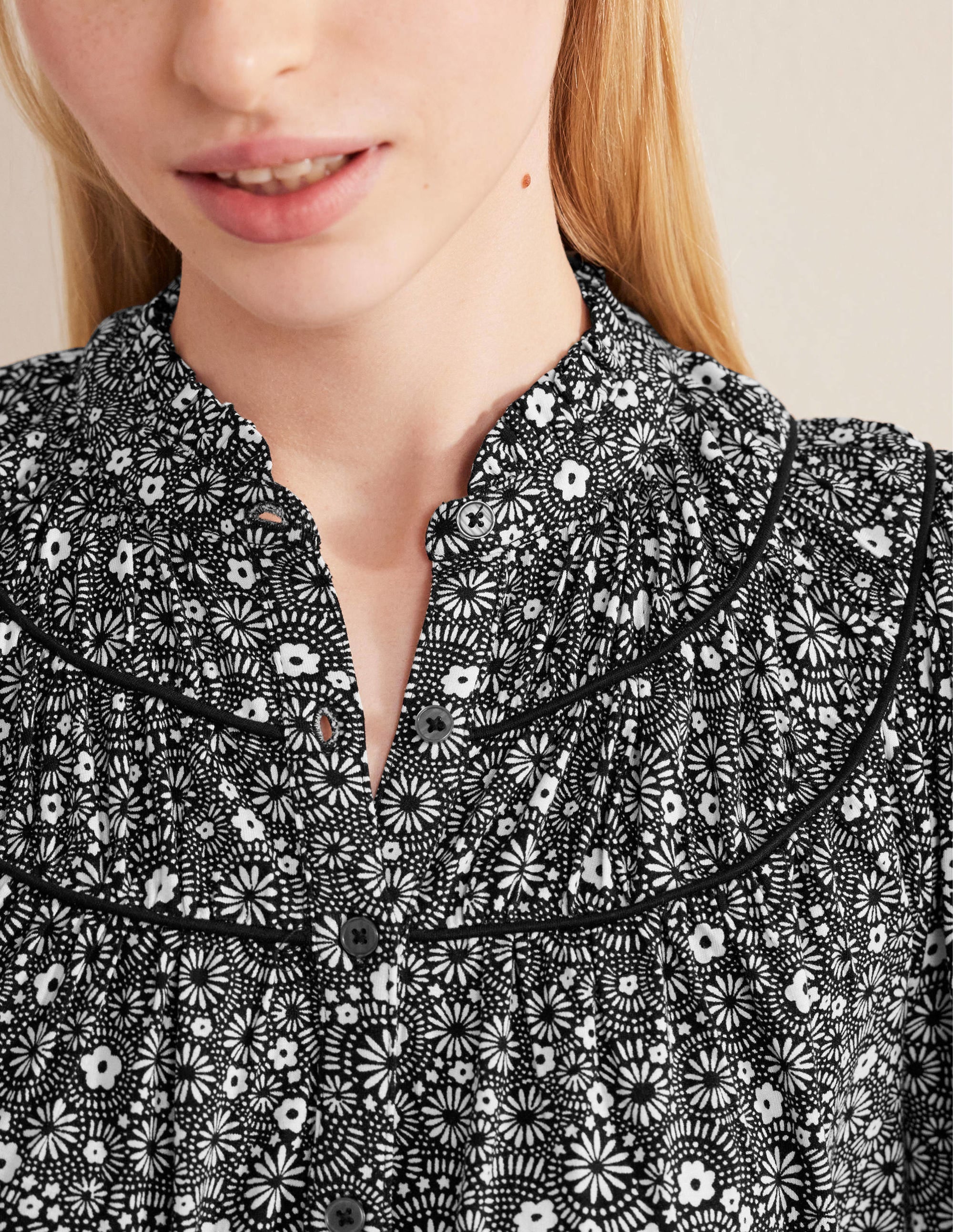 Chemise en jersey avec empiècement froncé-Noir, motif Dotty Daisy - Image 2