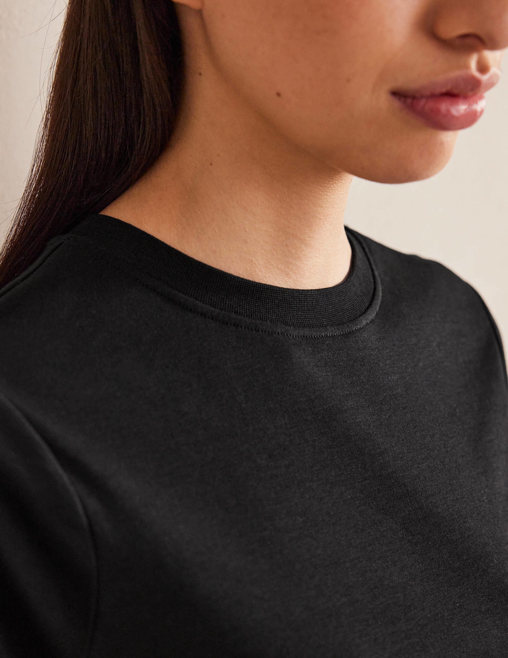 Kurz geschnittenes Baumwoll-T-Shirt-Schwarz - Image 2