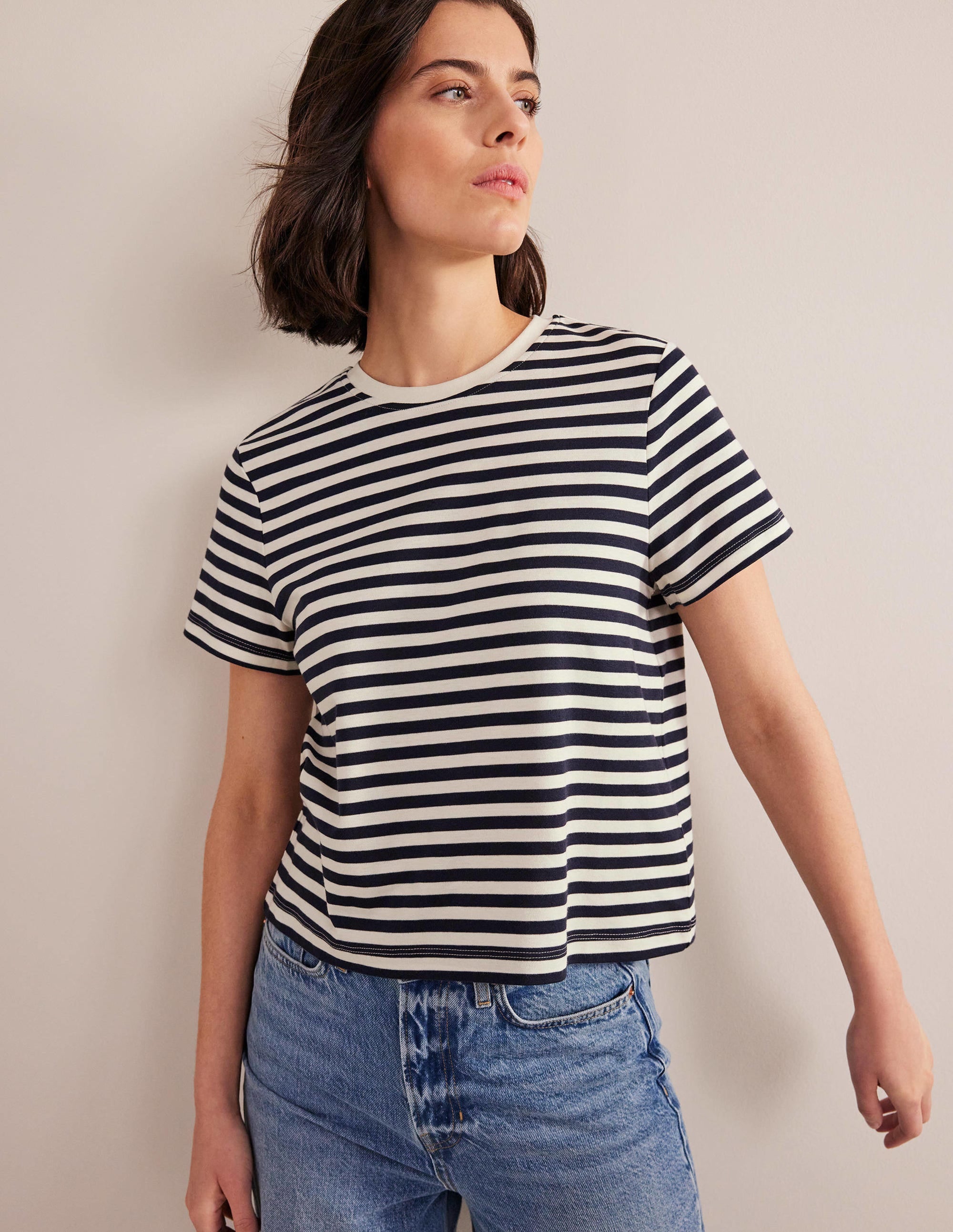 Kurz geschnittenes Baumwoll-T-Shirt-Naturweiß/Marineblau, Gestreift - Image 1