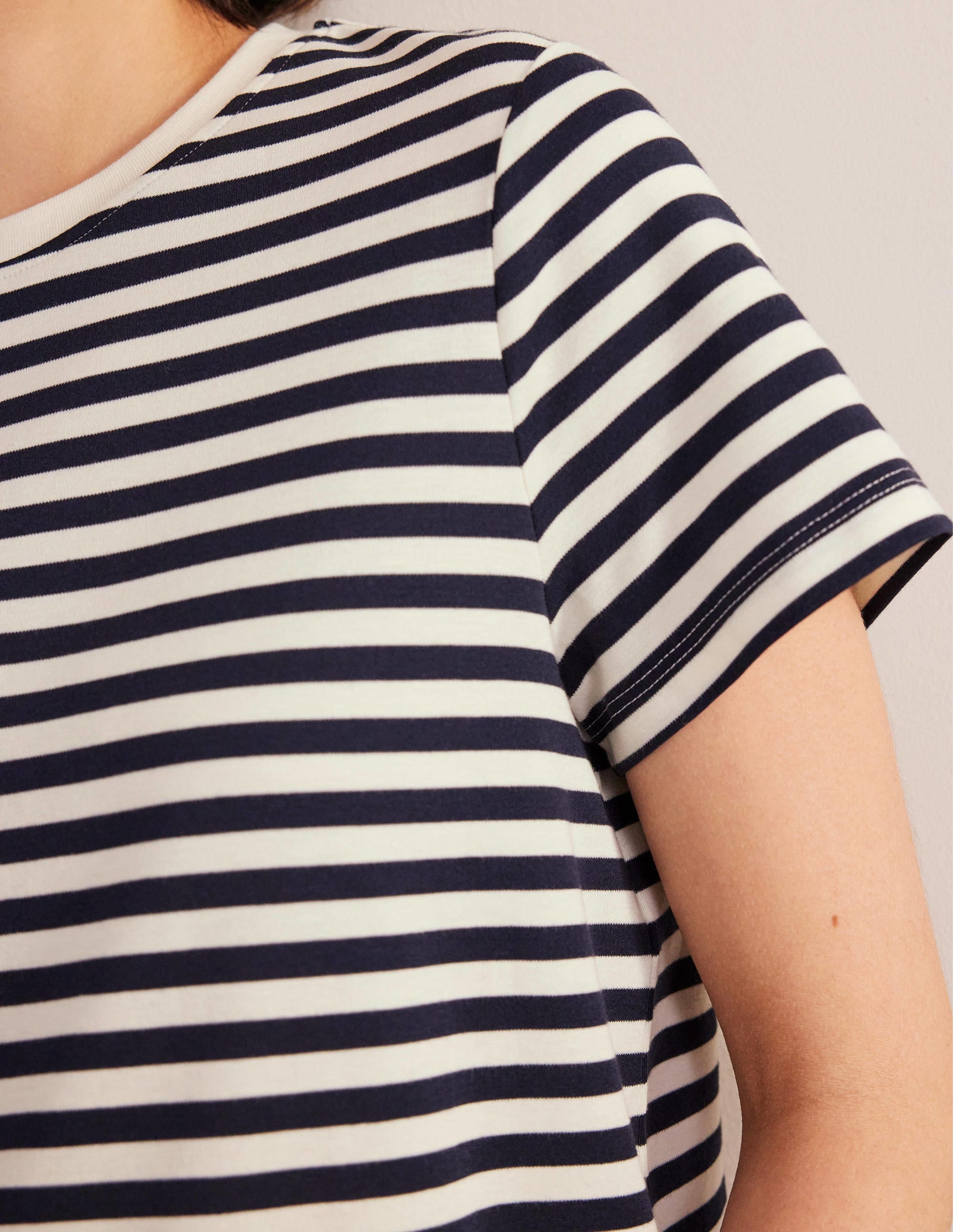 Kurz geschnittenes Baumwoll-T-Shirt-Naturweiß/Marineblau, Gestreift - Image 2