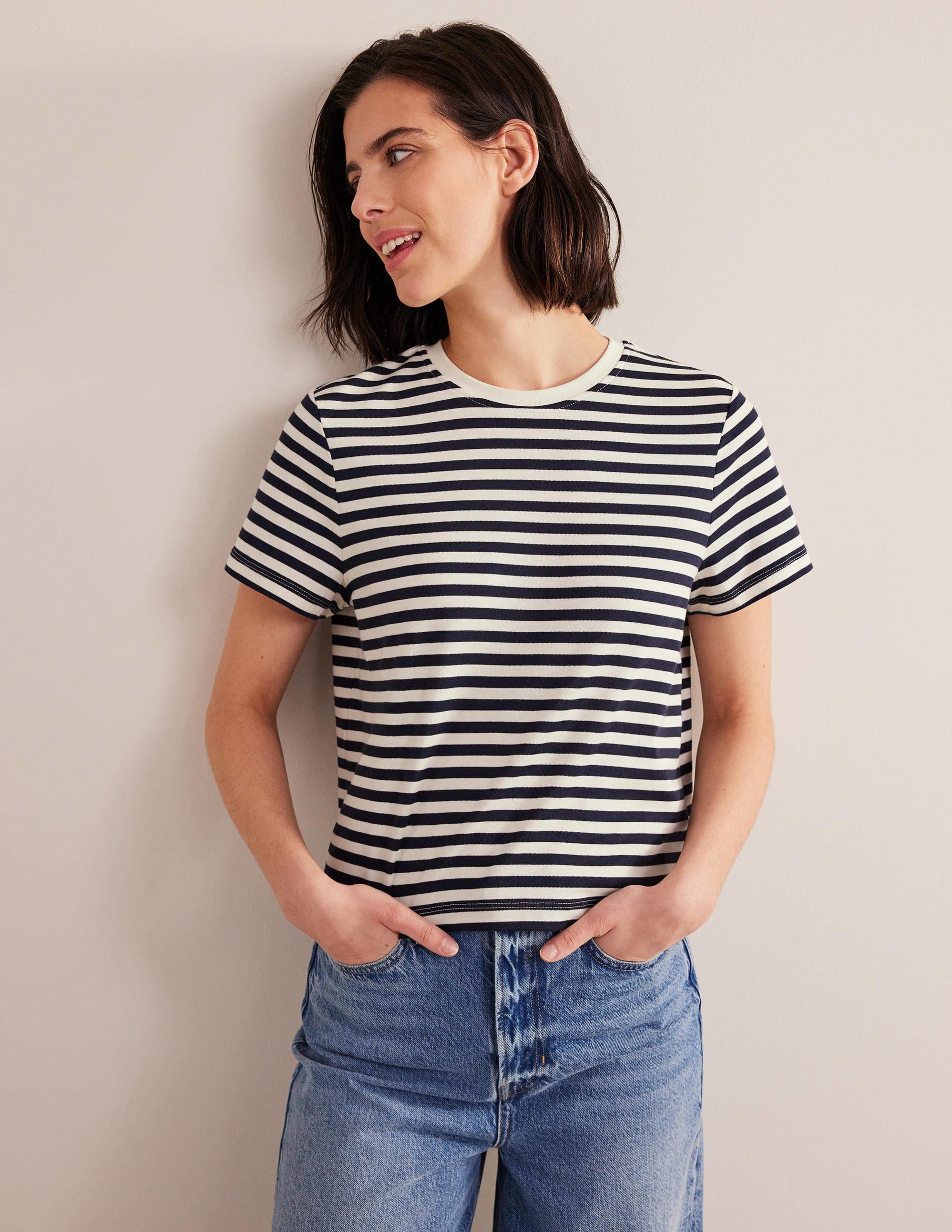 Kurz geschnittenes Baumwoll-T-Shirt-Naturweiß/Marineblau, Gestreift - Image 4